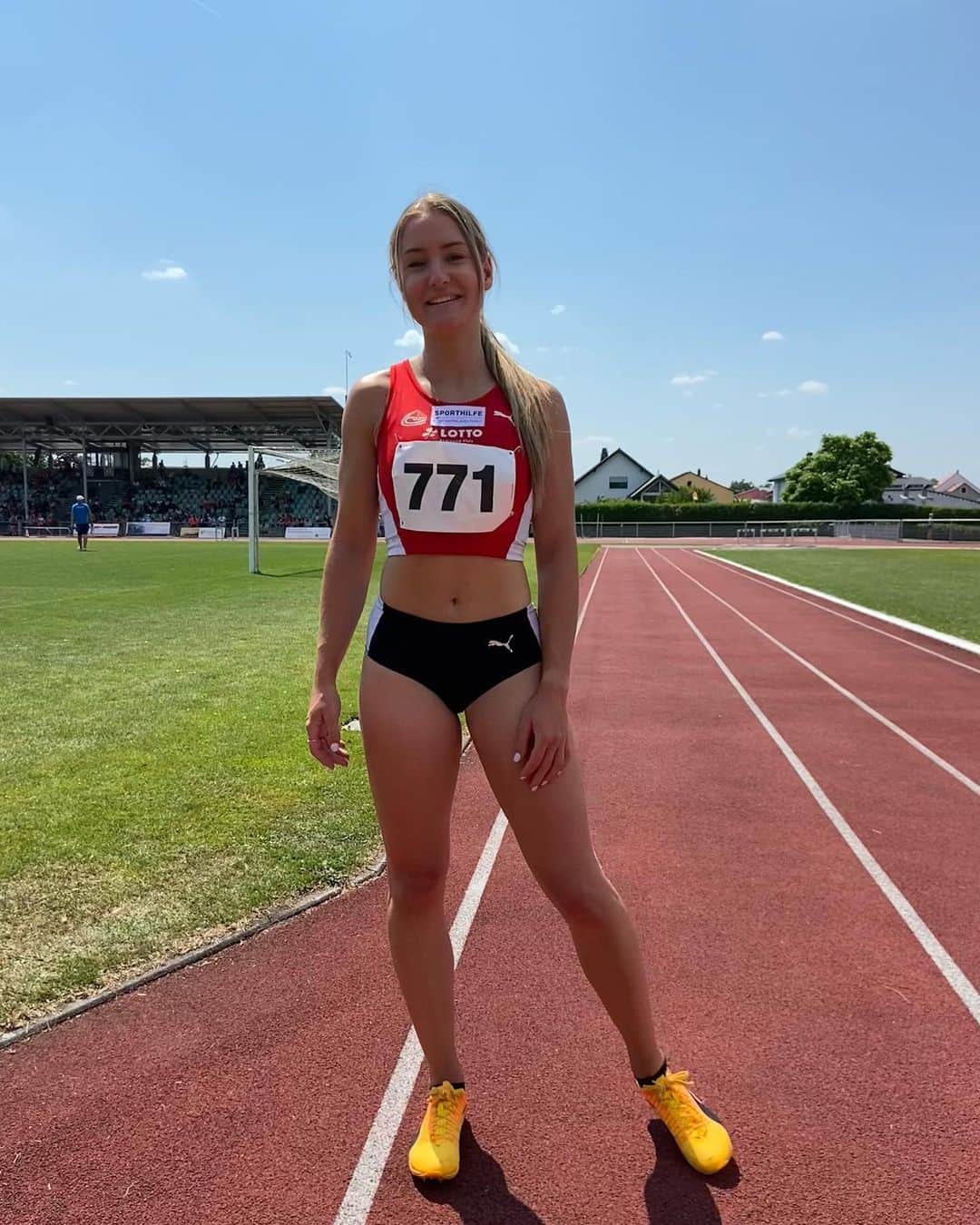 Sophia JUNKのインスタグラム：「Finally back in race kit 🙏🏻   Heute durfte ich die 4x100m Staffel meines Vereines unterstützen und konnte somit einen Leistungstest für meine Schulter absolvieren.  Wir wollten checken, ob die Schulter auch unter maximaler Belastung wieder ganz die Alte ist😌 und sind daher heute aus dem vollen Training heraus einen Trainingslauf in der Staffel gerannt.   Was soll ich sagen… lang ist es her, dass ich dieses Trikot an hatte und bin froh, dass heute alles wunderbar funktioniert hat.   Ab morgen geht es wieder an die Arbeit und dann sehen wir, wann das erste Einzelrennen der Saison ansteht 🤞🏼   Swipe to see a happy Sophia Face 💛   #trackandfield #trackgirl #puma #pumaathlete #foreverfaster #sporthilferlp #lgrheinwied #happymaus」