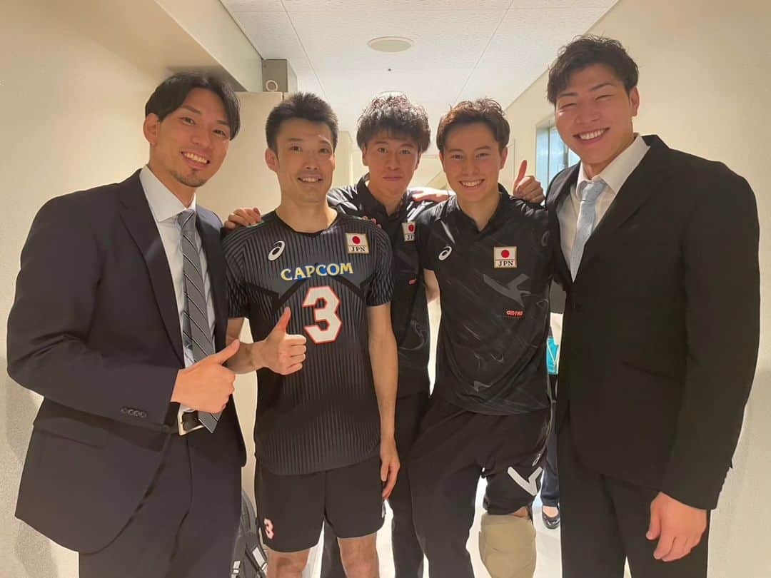 のインスタグラム：「ネーションズリーグ４連勝 史上最強の日本男子！  全員がMVP！  勝負どころでの石川キャプテンの気迫のプレー！ 試合をコントロール！  ショートサーブ、ストロングサーブのフォームが一緒でサーブ力が格段に上がったラン選手！  爆発力の塊、会場を虜にするプレーや雄叫びの決まりだしたら止まらない西田選手！  相手をあざ笑うかのような 巧みのトス関田選手！  ブロックのかけひき天下一品 サーブのミスも減ってきたけんたろう選手！笑  ブロックにスパイク、サーブがオールラウンダーな小野寺選手！  どんなスパイクでも体のどこかしらで 当ててボールを落とさない山本選手  スパイクの攻撃力が世界トップクラスの山内選手！  ファーサイドが得意で 途中から入ってもバンバン真ん中を使ってくる強気の深津選手！  困ったときには トスを上げておけば必ず決めてくれる 宮浦選手！  ディフェンス力や繋ぎの部分、 データではみえないところで しっかりとチームを支える冨田選手！  オールラウンダーで 高い打点からの攻撃力で ポテンシャルがとても高い大塚たっちゃん選手！  これだけの大舞台で 高いブレイクをとれる甲斐選手！  サーブレシーブの守備範囲は広く 周りを良く見て試合を後ろからコントロールできる小川選手！  相手にリードを許しても 逆転する力！ チーム力ほんとに素晴らしかった。  また一戦一戦成長していってほしいです。  僕も明日からまた バレーボールがんばります！！  #日本代表 #ネーションズリーグ #男子バレー #ハイキュー!! #解説 #福澤達哉」