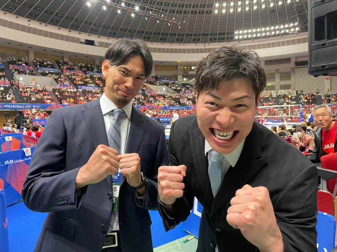 清水邦広さんのインスタグラム写真 - (清水邦広Instagram)「ネーションズリーグ４連勝 史上最強の日本男子！  全員がMVP！  勝負どころでの石川キャプテンの気迫のプレー！ 試合をコントロール！  ショートサーブ、ストロングサーブのフォームが一緒でサーブ力が格段に上がったラン選手！  爆発力の塊、会場を虜にするプレーや雄叫びの決まりだしたら止まらない西田選手！  相手をあざ笑うかのような 巧みのトス関田選手！  ブロックのかけひき天下一品 サーブのミスも減ってきたけんたろう選手！笑  ブロックにスパイク、サーブがオールラウンダーな小野寺選手！  どんなスパイクでも体のどこかしらで 当ててボールを落とさない山本選手  スパイクの攻撃力が世界トップクラスの山内選手！  ファーサイドが得意で 途中から入ってもバンバン真ん中を使ってくる強気の深津選手！  困ったときには トスを上げておけば必ず決めてくれる 宮浦選手！  ディフェンス力や繋ぎの部分、 データではみえないところで しっかりとチームを支える冨田選手！  オールラウンダーで 高い打点からの攻撃力で ポテンシャルがとても高い大塚たっちゃん選手！  これだけの大舞台で 高いブレイクをとれる甲斐選手！  サーブレシーブの守備範囲は広く 周りを良く見て試合を後ろからコントロールできる小川選手！  相手にリードを許しても 逆転する力！ チーム力ほんとに素晴らしかった。  また一戦一戦成長していってほしいです。  僕も明日からまた バレーボールがんばります！！  #日本代表 #ネーションズリーグ #男子バレー #ハイキュー!! #解説 #福澤達哉」6月12日 0時43分 - gorikuni0811