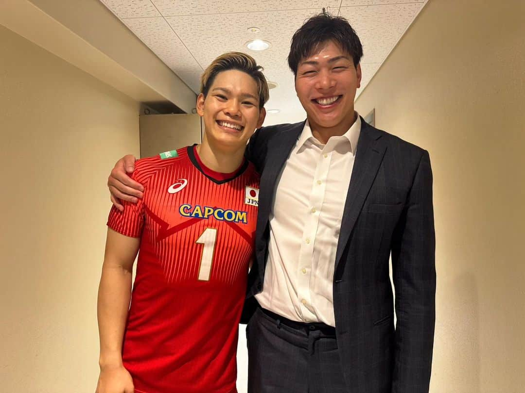 清水邦広さんのインスタグラム写真 - (清水邦広Instagram)「ネーションズリーグ４連勝 史上最強の日本男子！  全員がMVP！  勝負どころでの石川キャプテンの気迫のプレー！ 試合をコントロール！  ショートサーブ、ストロングサーブのフォームが一緒でサーブ力が格段に上がったラン選手！  爆発力の塊、会場を虜にするプレーや雄叫びの決まりだしたら止まらない西田選手！  相手をあざ笑うかのような 巧みのトス関田選手！  ブロックのかけひき天下一品 サーブのミスも減ってきたけんたろう選手！笑  ブロックにスパイク、サーブがオールラウンダーな小野寺選手！  どんなスパイクでも体のどこかしらで 当ててボールを落とさない山本選手  スパイクの攻撃力が世界トップクラスの山内選手！  ファーサイドが得意で 途中から入ってもバンバン真ん中を使ってくる強気の深津選手！  困ったときには トスを上げておけば必ず決めてくれる 宮浦選手！  ディフェンス力や繋ぎの部分、 データではみえないところで しっかりとチームを支える冨田選手！  オールラウンダーで 高い打点からの攻撃力で ポテンシャルがとても高い大塚たっちゃん選手！  これだけの大舞台で 高いブレイクをとれる甲斐選手！  サーブレシーブの守備範囲は広く 周りを良く見て試合を後ろからコントロールできる小川選手！  相手にリードを許しても 逆転する力！ チーム力ほんとに素晴らしかった。  また一戦一戦成長していってほしいです。  僕も明日からまた バレーボールがんばります！！  #日本代表 #ネーションズリーグ #男子バレー #ハイキュー!! #解説 #福澤達哉」6月12日 0時43分 - gorikuni0811