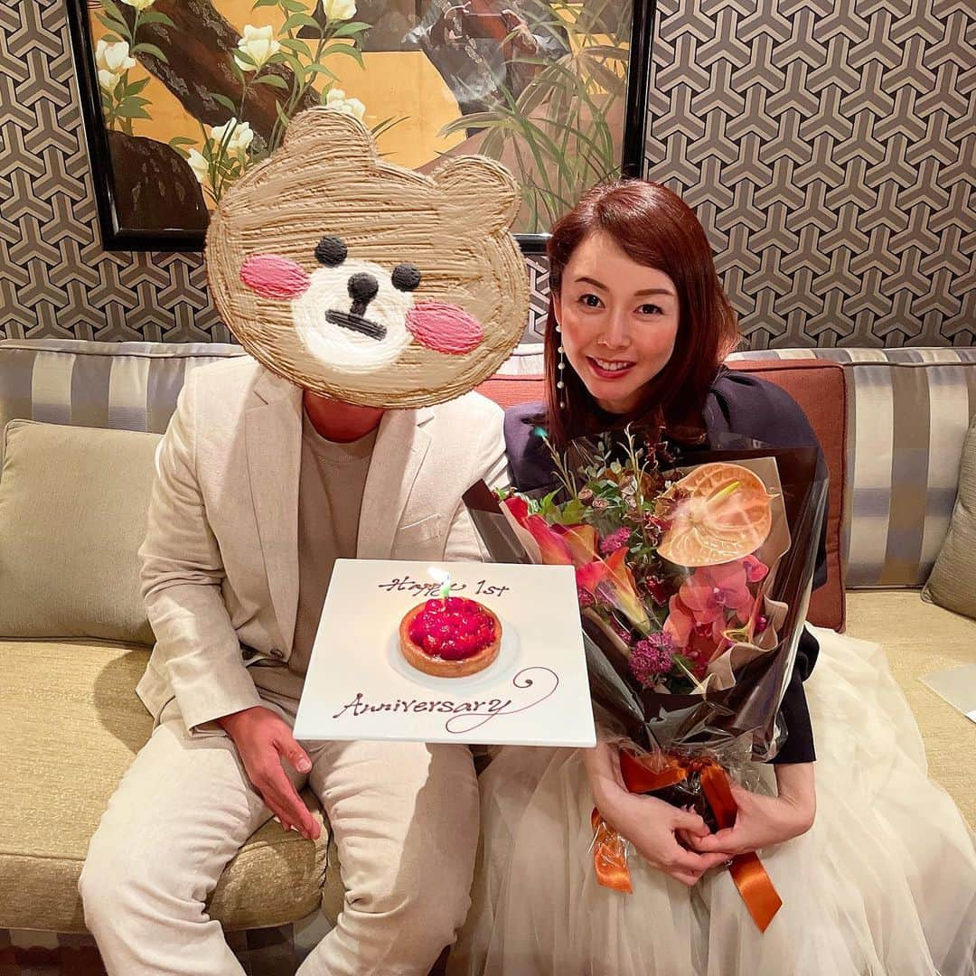 宮崎宣子のインスタグラム：「ウェスティンホテル東京から 結婚して1周年記念ディナーをプレゼントとして頂きました。  本来なら去年の7月24日が結婚式だったので、まだなんですが、 今年も7月下旬には大学院の試験期間なので、早めに予約させて頂きました。  もう1年かーと思う反面、 結構しっかりと歩んできた１年でもありました。  お互いにどんな一年だった？ と話しながら、なんだかんだで　 楽しかった！ の一言にお互いに収まりました。  まだまだ始まってまもない2人ではありますが、たくさんの方々と出会い新たに夫婦共々仲良くさせて頂く機会も増えました。  結婚後も結婚前と変わらず、お付き合いしてくださる皆様に心より感謝しております。  今後とも宜しくお願い致します🙏  #ウェスティンホテル東京  #結婚式から1年  #1周年ディナー #プレゼント #westin #恵比寿 #鉄板焼きディナー  #お祝いディナー  #ありがとうございました」