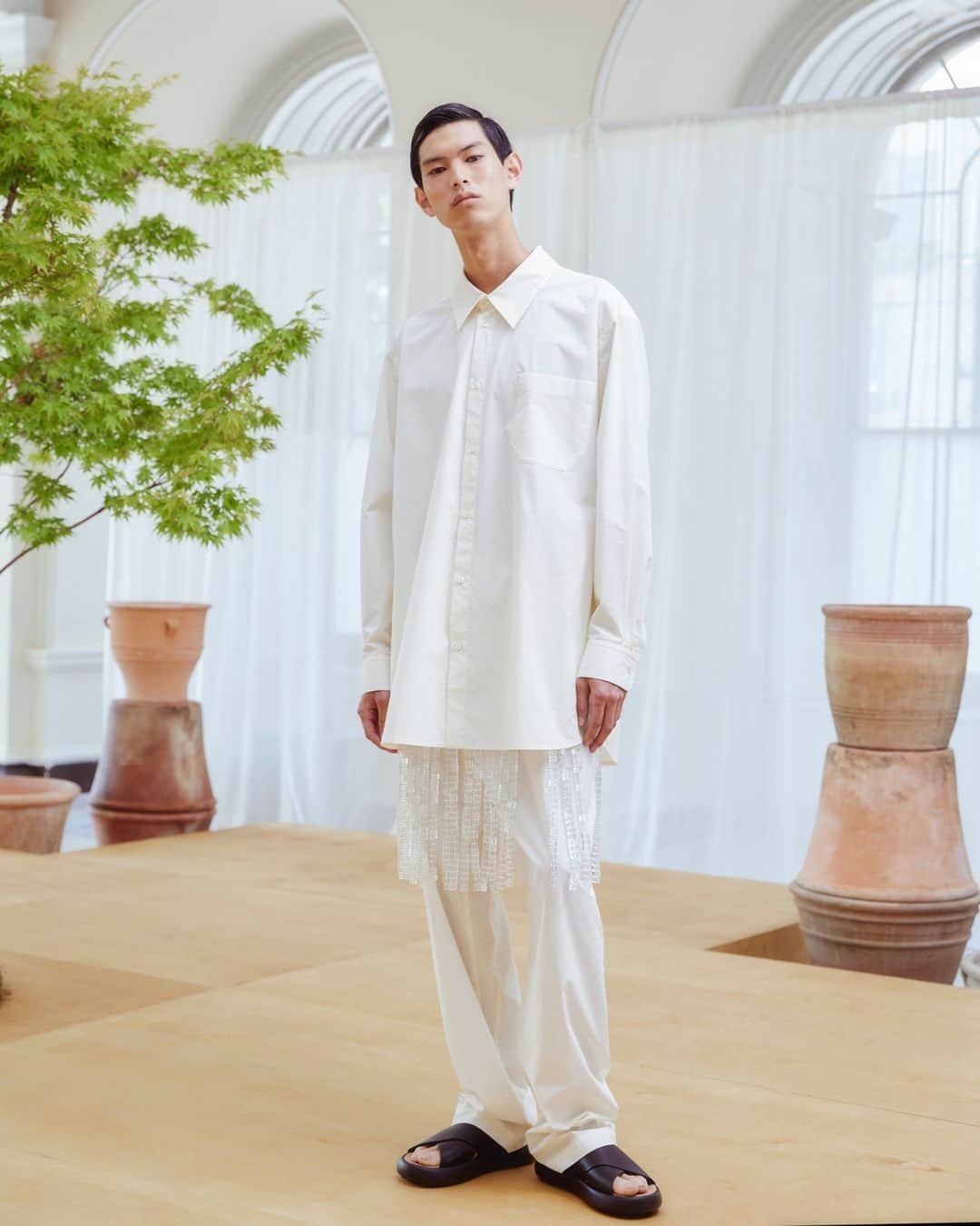 カシミ オムのインスタグラム：「Cubic embellishments are also featured this season, with clear embroidery in the form of strung-together cubic beads, adorning tops and skirts throughout the collection. ⁠ ⁠ Inspired by the concepts of transparency and sculpture.​⁠ ​⁠ #QASIMISS24​⁠ ​⁠ Creative Director: Hoor Al Qasimi @hooralq​⁠ Art Director: Nicolas Santos @nicolas_santos​⁠ Photographer: Keerthana Kunnath @kee_kunnath​⁠ Film: Child Studio @childstudio__​⁠ Artist Collaboration: Kamala Ibrahim Ishaq @kamala_ibrahim_ishag.official​⁠ Music: Hasan Hujairi @hasan.hujairi​⁠ Stylist: Nell Kalonji @nellkalonji​⁠ Styling Assistant: Honor Dangerfield @honordangerfield​⁠ Production: Sharda Fähmel​⁠ Production Manager: Jo Cullis​⁠ Production Assistants: Nadia Abraham, Sylwia Grzegorzko & Caitlyn Duncan​⁠ Movement Director: Simon Donnellon @simon.donnellon​⁠ Casting: Troy Fearn @troycasting​⁠ Hair Stylist: Dexter Johnson for Toni & Guy @dexterdapper​⁠ Make-Up Artist: Celia Burton @celiaburtonmakeup​⁠ Manicurist: Sasha Goddard @sasha_goddard_​⁠ Set Designer: Georgia Currell @georgiacurrell_set​⁠」