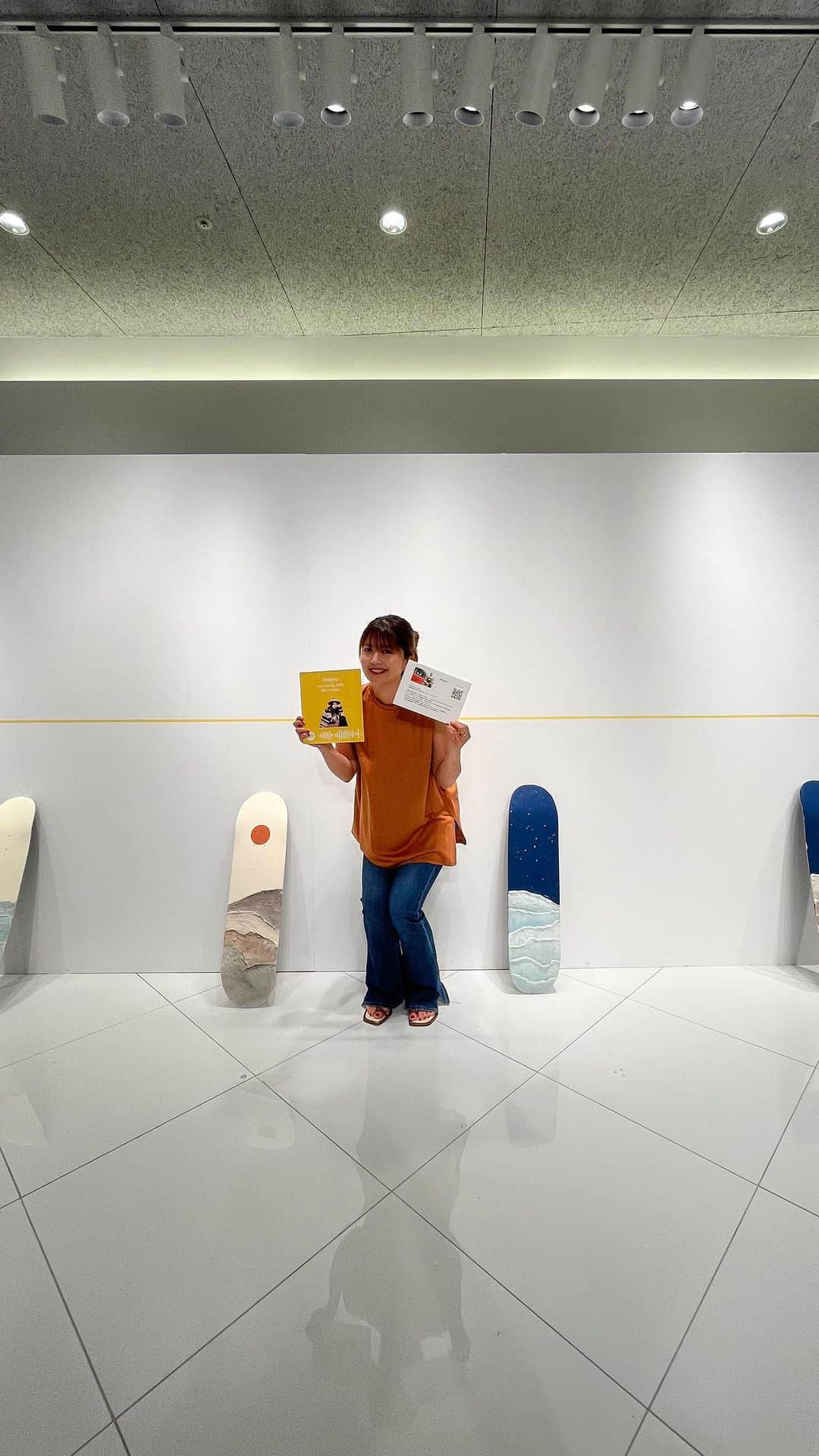 のインスタグラム：「渋谷スクランブルスクエア14F ＋ART Galleryで開催中の「e to oto  to...2023〜ART×MUSIC〜」にアートを出展いたします！  スケーターの使い古して乗れなくなったスケートボードを譲り受け、アート作品として作りました。 今回自分の中では「循環」をキーワードに制作した作品たちです。  朝日が昇り、夜は月が優しく照らし星が煌めく。普遍的な循環も、自然と人間がもっと仲良くなれるであろう循環も。 今まで音楽ライブやイベントで伝えてきたかったことをアートとして表現させてもらう機会をいただきました！  最終日、18日(日)は、作品についてのトークショー、ミニライブを予定しております！ たくさんの抽選お申し込みをお待ちしております！ 是非渋谷にお立ち寄りの際は、アート展にも是非足を運んでいただけると嬉しいです🙏🏽✨  詳しくは、「＋ART Gallery」のHPをcheckしてください！ https://pls-art-shop.com/」