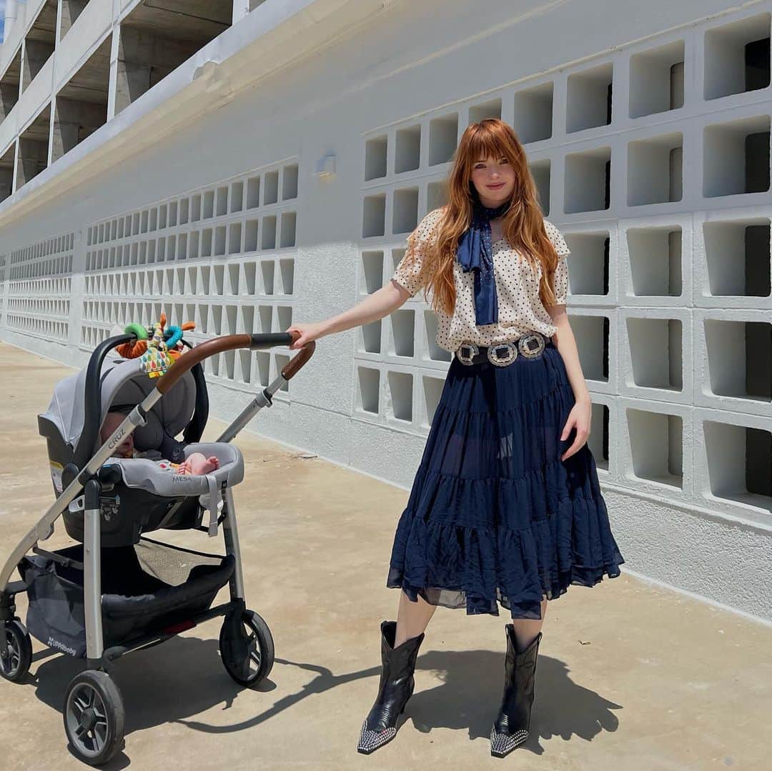 ジェーン・アルドリッジのインスタグラム：「Sunday with my boy 🥰 wearing thrifted silk 80s top, sheer @commedesgarcons navy petticoat, thrifted concha belt, and @khaite_ny boots」