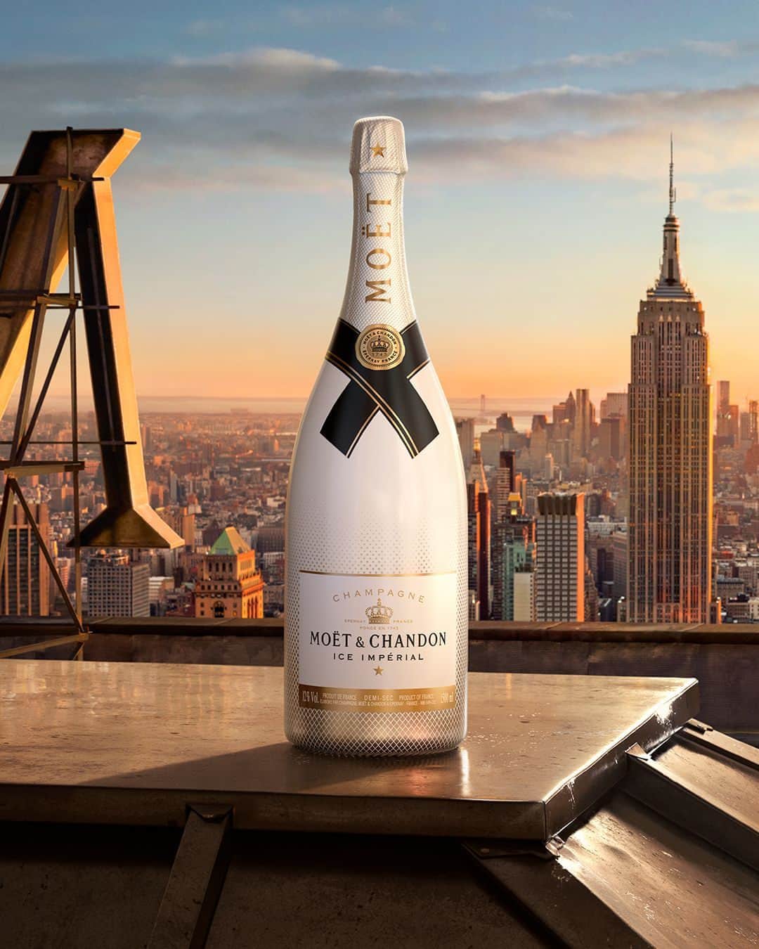 のインスタグラム：「Somewhere between skyscrapers and clouds, meet old friends and make new encounters around a glass of Ice Impérial⁣ ⁣ #ToastWithMoet #MoetChandon ⁣ ⁣ This material is not intended to be viewed by persons⁣ under the legal alcohol drinking age or in countries⁣ with restrictions on advertising on alcoholic beverages.⁣ ENJOY MOËT RESPONSIBLY.⁣」