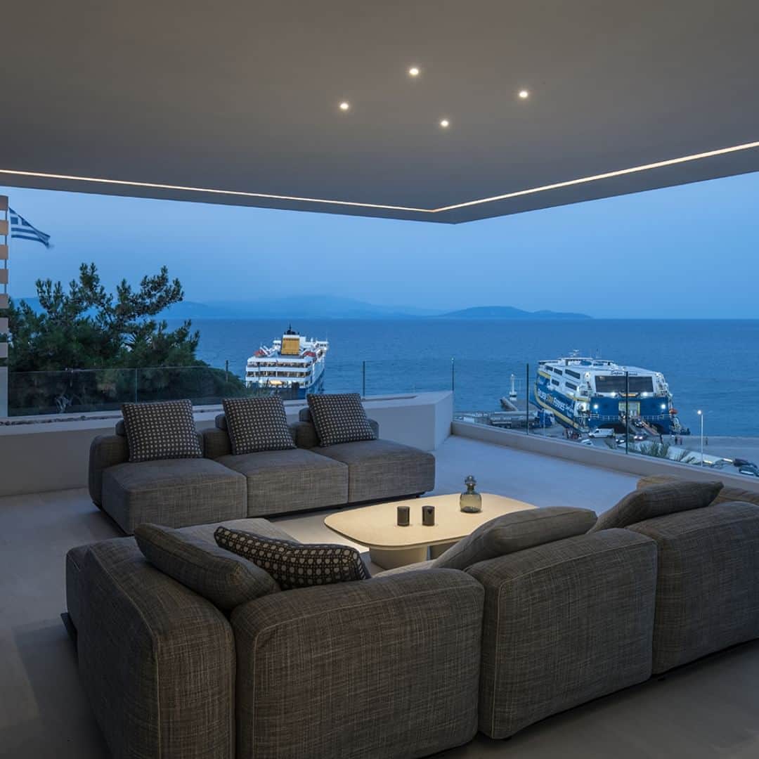 B&B Italiaのインスタグラム：「Rafina Hills Residence by Moustroufis Architects and our partner Deloudis, redefines contemporary living in Athens, Greece, with the help of B&B Italia exceptional furnishings. As you marvel at the imposing presence and impressive view of the bay, you'll find yourself immersed in a world where design meets comfort, creating a truly exceptional living experience.  @barberosgerby @antonio_citterio_arch @g_sfakianakis @deloudis_  Photography by Giorgios Sfakianakis  Architect: Moustroufis Architects  #bebitalia #design #Athens #Greece」