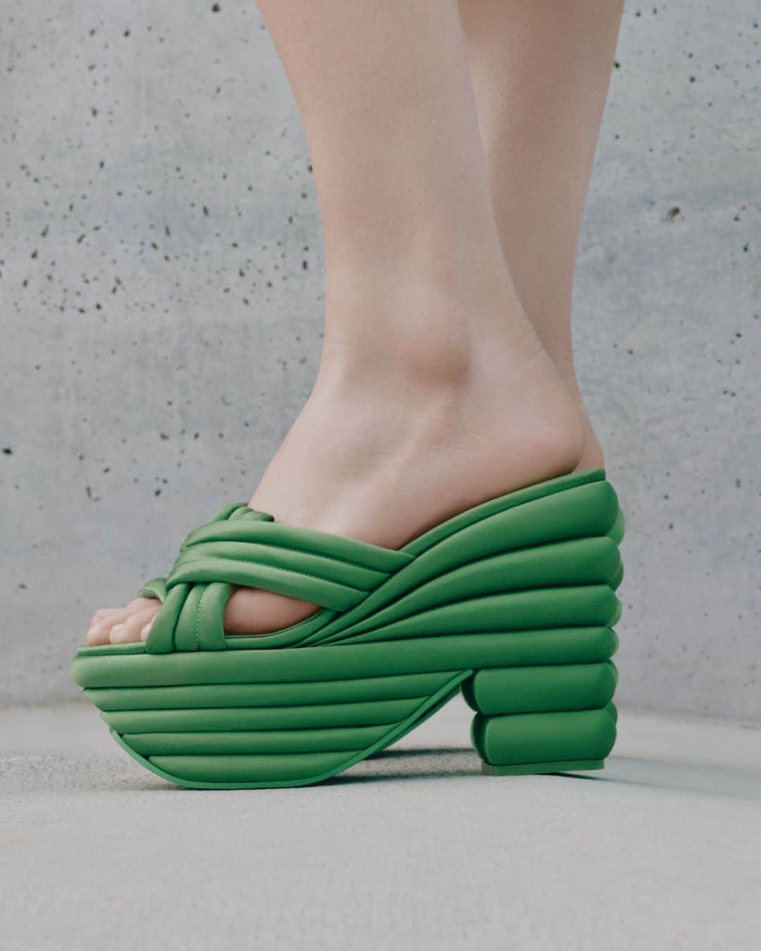 サルヴァトーレ・フェラガモのインスタグラム：「GREEN RAINBOW. #FERRAGAMOPF23」