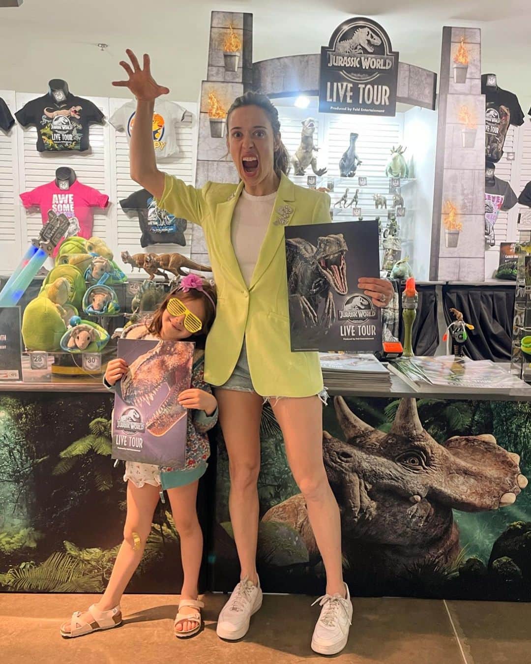 マリーナ・スコーシアーティのインスタグラム：「I LOVED THIS SHOW! The @jurassicworldlivetour's Velociraptors came pretty close to taking us out, but we lived to tell the tale. 😅 #jurassicworld #kidfun #butalsoadultfundontkidyourself #ihadablast #ilaughedicrieditwasbetterthancats #dinosaurs #dinosaursofinstagram #goseelivetheatre #jurassicpark #dinosaurart #funthingstodowithkids #kidsstuff #spokanewashington #livetour #SOFUN #FIVESTARS」