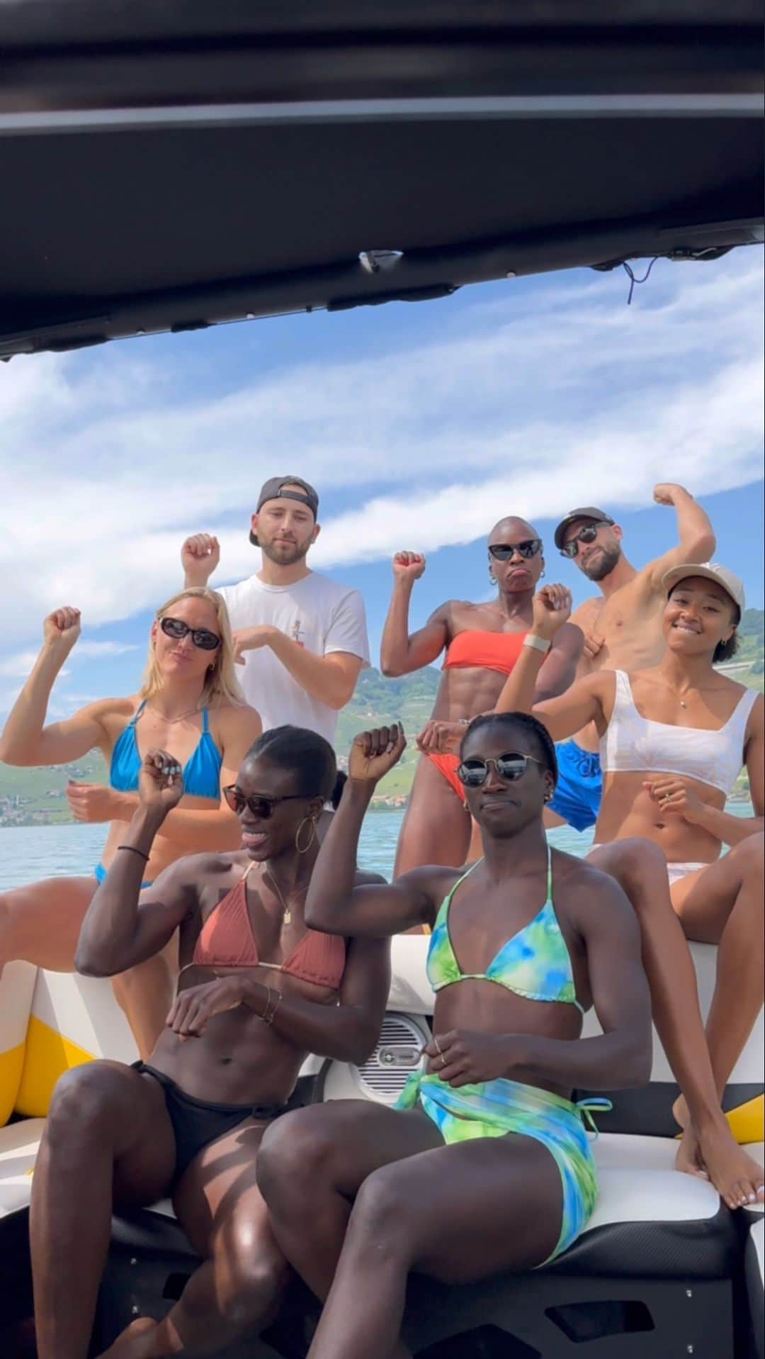 ハンネ・クレスのインスタグラム：「This team or nothing ! #friends #abs #summerdays #boatlife」