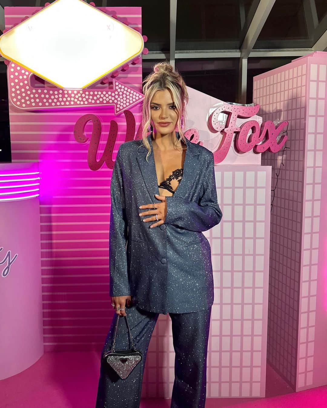 のインスタグラム：「crazy busy rn @whitefoxboutique」