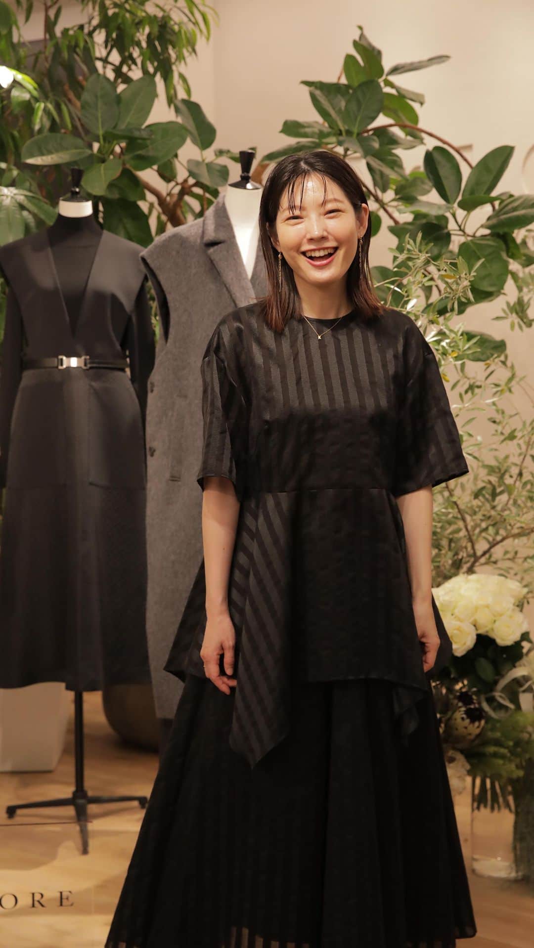 森貴美子のインスタグラム：「@adore_jp 2023AW展示会へ🤍  上質で美しいデザインのアドーアの展示会✨手触りがよく着心地も素晴らしく、色々試着しちゃいました🥰  悩みに悩んで黒のトップスをオーダーしました。 透かすと実はストライプになっていて黒だけど重くならずに軽やかに着られます。 届いたらまたアップしますね🩵  #adore  #2023aw  #アドーア　 #展示会」