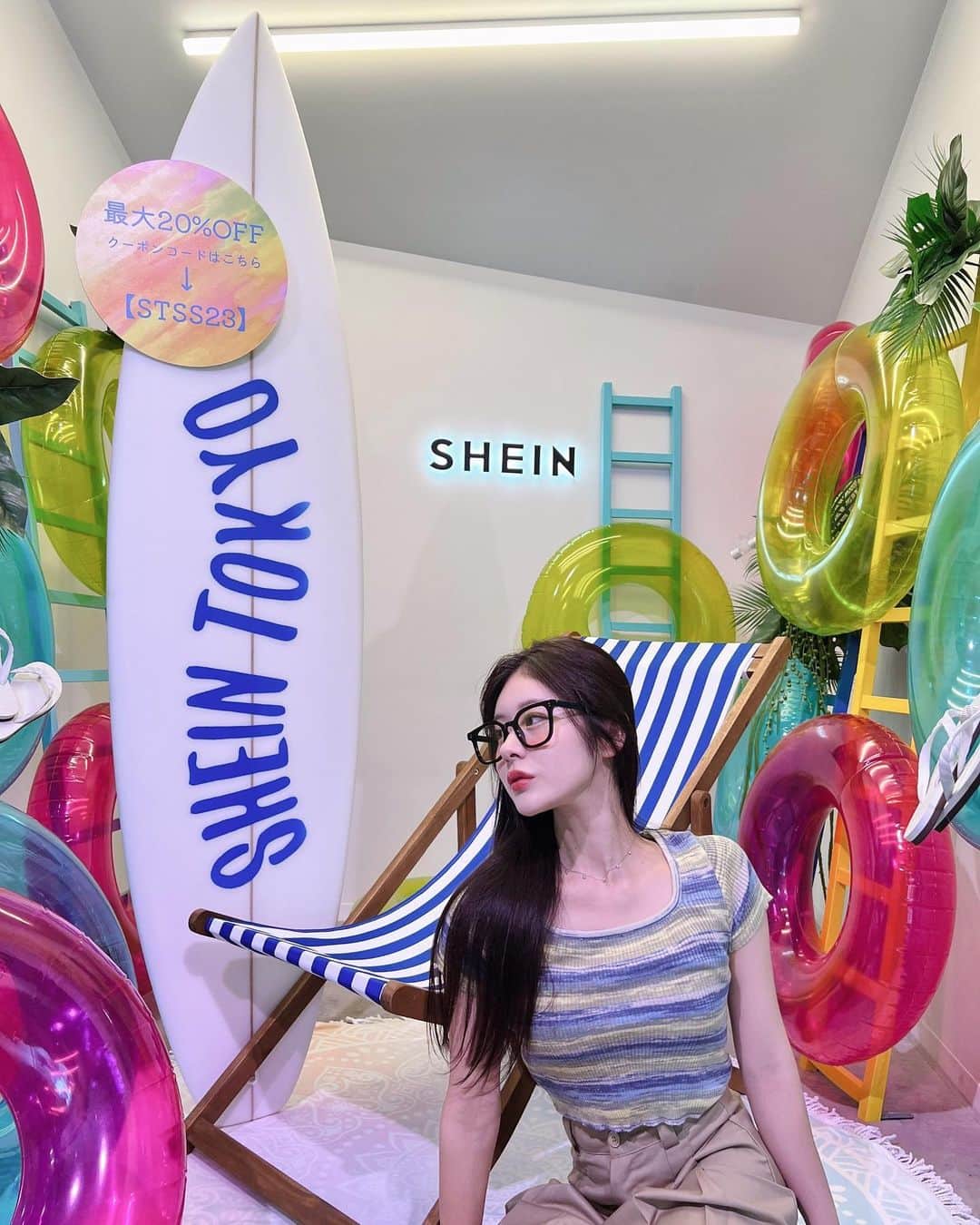加藤美南のインスタグラム：「SHEINTOKYOのSHOWROOMにお邪魔しました〜店内雰囲気が夏っぽくなってた🏝️🐠🌴🍉  こちらの着てるお洋服とサングラスも全部SHEINのものです☁️ めっちゃかわい！！！  @shein_japan  @sheinofficial   7/30まで使えるお得クーポンもあるので是非▷▷ STSS23  #SHEINTOKYO #STSS23 #SHEIN #SHEINコーデ」