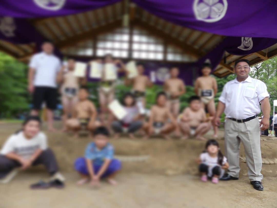 あかつのインスタグラム：「私あかつ監督やってます❗️ 【福島県学童相撲大会& 女子相撲大会】 子供たちにはいつもビックリさせてもらえます‼️ 5年決勝はあかつ相撲道場同門対決❗️ 6年の部では、昨年5年の部で優勝したお友達が2連覇&無差別の2冠‼️ 女子1.2年の部も合わせて5名が東北大会の出場権を獲得❗️ 低学年のおともだちも4年生以下の部に出場❗️ お兄さん達におもいきってぶつかっていってました‼️ みんな着実に心も体も強くなっています‼️ 1年稽古がんばって良かったね‼️ 対戦してくれた相手に感謝だね‼️ さぁ〜❗️今日も稽古だっ‼️  #相撲 #相撲大会 #少年少女 #あかつ相撲道場 #監督」