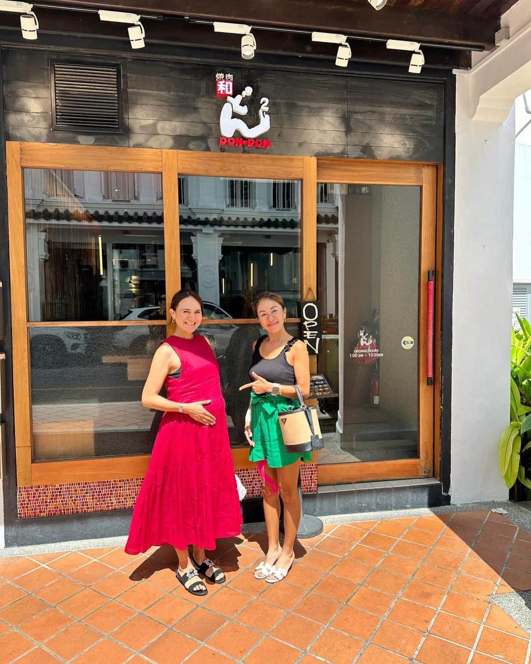 瀬間友里加のインスタグラム：「妊婦生活の思い出🤰💓シンガポールで初めての日本焼肉☺️まなさんオススメの　@wa_dondon_sg へ連れて行ってもらいました💓ネギタン塩が美味しすぎた！！妊婦中に行けて良かった🥹 #singapore #singaporefood #yakiniku #シンガポールグルメ #シンガポール在住 #シンガポール生活 #シンガポール #シンガポールライフ」