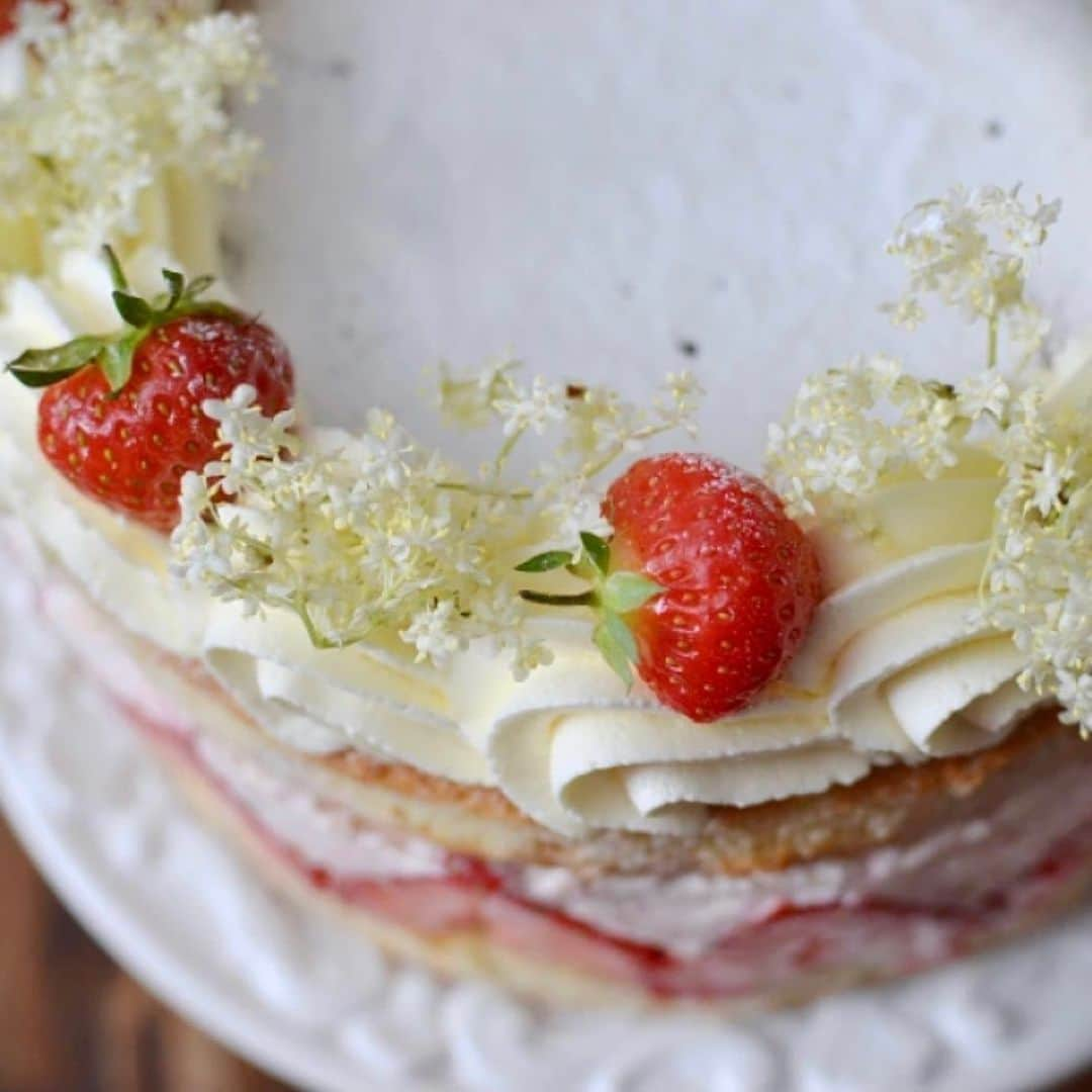 ナイジェラ・ローソンさんのインスタグラム写真 - (ナイジェラ・ローソンInstagram)「This exquisite photograph of Elderflower and Strawberry Cake, posted on @foodim by @the_stonehouse_bakery,  is #postoftheweek! And you can get to the recipe via the link in bio over on the @foodim insta page…」6月12日 10時43分 - nigellalawson