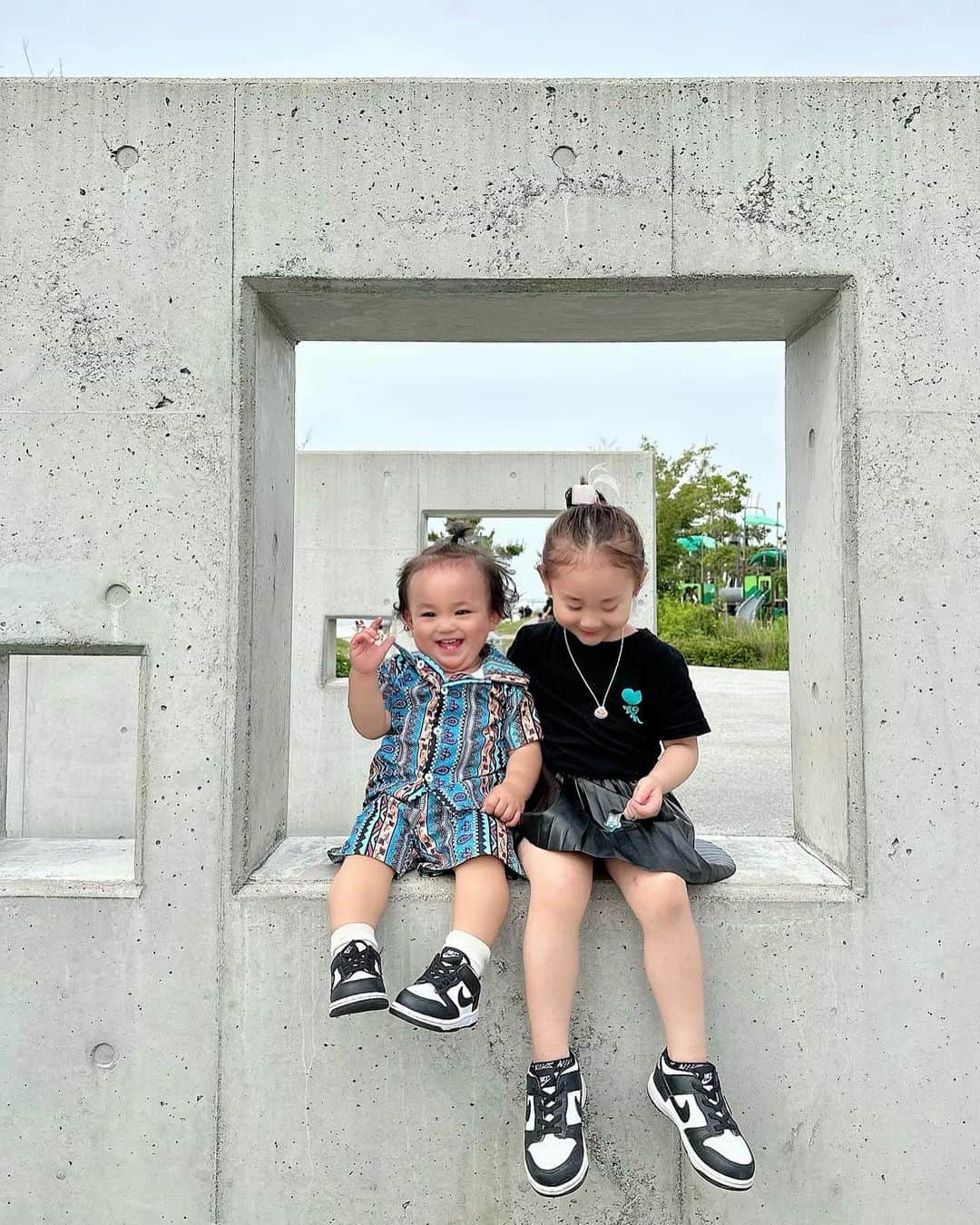 ?Yukihiro Ito?のインスタグラム：「🌴🌴🌴 ・ ・ 📍LONG PARK ・ ・ 定期的に行きたくなるところ🌴 ・ 子供も遊べて🙆‍♂️ ・ ・ 先日買ったカートも役に立って嬉しい☺️🩵 ・ ・ ・ 子供が可愛いすぎて 好きすぎて、写真撮りすぎて カメラロール爆発するて💥🙄笑 ・ ・ ・ #LONGPARK #sennanlongpark #ロングパーク #泉南ロングパーク #姉弟 #ミラーナイン #mirror9 #shein #子供 #家族」