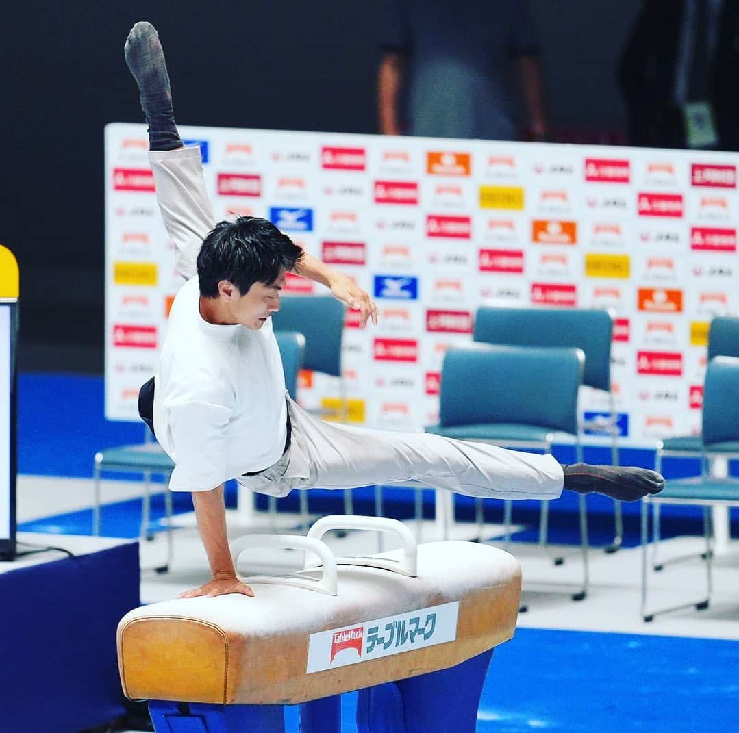 亀山耕平さんのインスタグラム写真 - (亀山耕平Instagram)「まさか試合会場で、またあん馬が出来るとは思っておりませんでした💦  最高だったなぁー。  現役人生を味わい尽くしましたが、引退してもこのようなご機会をいただけたことに感謝🙇‍♂️  最高だったなぁー。。。  体操を応援して下さった皆様、ありがとうございます😊  #体操 #全日本種目別 #あん馬 #オラキオ　さん #内山由綺 ちゃん #体操解説者 #タートルパートナーズ」6月12日 10時41分 - kohei.kameyama