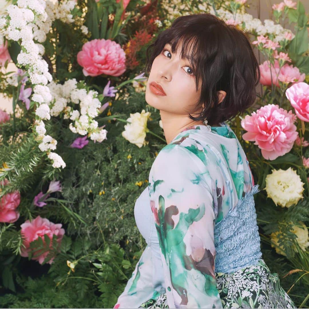 のインスタグラム：「生きましておめでとうございます！  沢山のお祝いメッセージありがとうございました☺︎  地球46億年 人類誕生20万年 同じ時を生きて同じ空気を吸って、共に歩み続けているなんて運命に違いないと思ってます。 ロマン溢れる人生を🌷  叶えたい目標がたくさんあっていったいどこへ向かっていくのやら いくつになってもずーっと追いかけていきます これからも皆様と笑顔で過ごせますように！  愛に生きるので、愛に来てください♡  2023.6.10  #努力に即効性なし   📷 raffinee μ's / はんぶんこ 🆕アルバム『Party Maker!』から」