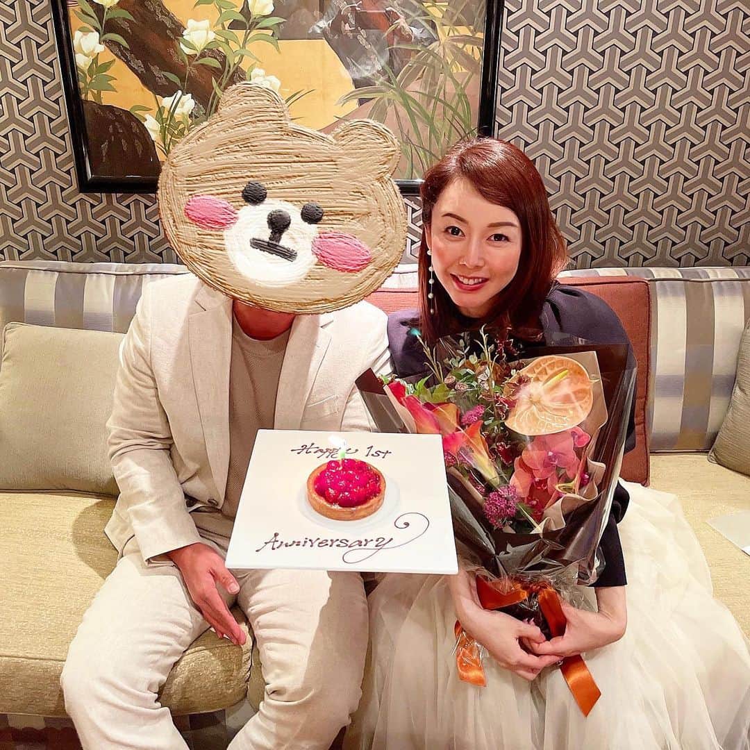 宮崎宣子さんのインスタグラム写真 - (宮崎宣子Instagram)「🙏写真の添付が間違えておりましたので、再投稿となります。 いいね！やコメントくださった方、 ごめんなさい🙇‍♀️🙇‍♀️🙇‍♀️  ウェスティンホテル東京から 結婚して1周年記念ディナーをプレゼントとして頂きました。  本来なら去年の7月24日が結婚式だったので、まだなんですが、 今年も7月下旬には大学院の試験期間なので、早めに予約させて頂きました。  もう1年かーと思う反面、 結構しっかりと歩んできた１年でもありました。  お互いにどんな一年だった？ と話しながら、なんだかんだで　 楽しかった！ の一言にお互いに収まりました。  まだまだ始まってまもない2人ではありますが、たくさんの方々と出会い新たに夫婦共々仲良くさせて頂く機会も増えました。  結婚後も結婚前と変わらず、お付き合いしてくださる皆様に心より感謝しております。  今後とも宜しくお願い致します🙏  #ウェスティンホテル東京  #結婚式から1年  #1周年ディナー #プレゼント #westin #恵比寿 #鉄板焼きディナー  #お祝いディナー  #ありがとうございました」6月12日 10時44分 - miyazaki_nobuko