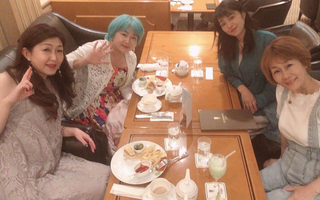 のインスタグラム：「【無意識が現実化する】  この旺季会で  ミュージカル「ファクトリーガールズ」を 観に行った。  大ファンの原田優一さんが出てるから❤️‍🔥  その前に お茶したんだけど  改めて今 思うのは  遊びながらコンサルすることの凄さ💪  普通コンサルって 顕在意識で捉えたことを 相談してくるんだけど  遊びながらだと  その人が 無意識に使ってる「モノ」が明らかになってくる。  そして 「現実」は「無意識が結晶化したもの」  いくら 顕在意識で「成功したい」と思っていても  無意識で成功しないメリットをとっていたら  思うようにはならない。  私は 「音」で その人の無意識でやってることに  「？？？？」が起こる。  日常生活で それが起こっても基本的には伝えない。  だいたい受け取ってもらえないし、  受け取ってもらえても 一瞬反発がくる。  たぶん ソコが 大きく変わる転換点だから エゴの抵抗が起こる。  結構 それって大変なんだよね。  言われなくてもエネルギーでくるから😆  だから旺季会は 「本当の自分を生きる」 コミットをしている人だけにしている。  晩御飯の時  みねちゃん @cocoromineko が  「何もかもうまくいき始めて幸せだからこれ以上はもういい」  って言った。  私もね  その「音」がスッキリしてたら それでいいと思うんだ。  何も意識の拡大や 目覚めをやらないといけないわけじゃないし、  本人が幸せって思うことがいちばんやから。  だけど それを言う「音」が なんかひっかかった。  その先がある感じ。  そして 私の中では 答えが来た。  みねちゃんの課題がクローズアップしてるところが。  たぶん本人もわかっているはず。  そして 今日は ゆかり @yukari_beauty2525  の無意識のクセが明らかになった。  「現実は無意識で何を選択しているか」  明確にする教科書。  気づけば変えられます。  旺季と遊ぶ 旺季クラブというのを 発足します💕  詳細は改めて✨  まずは BSDコミュニティで 募集 欠員があった場合のみ 公でも募集します❤️  ヒーラー　の能力開いた ともちゃん　@tomoko.furuta.522 と 4人のショット  #旺季志ずか #旺季クラブ」