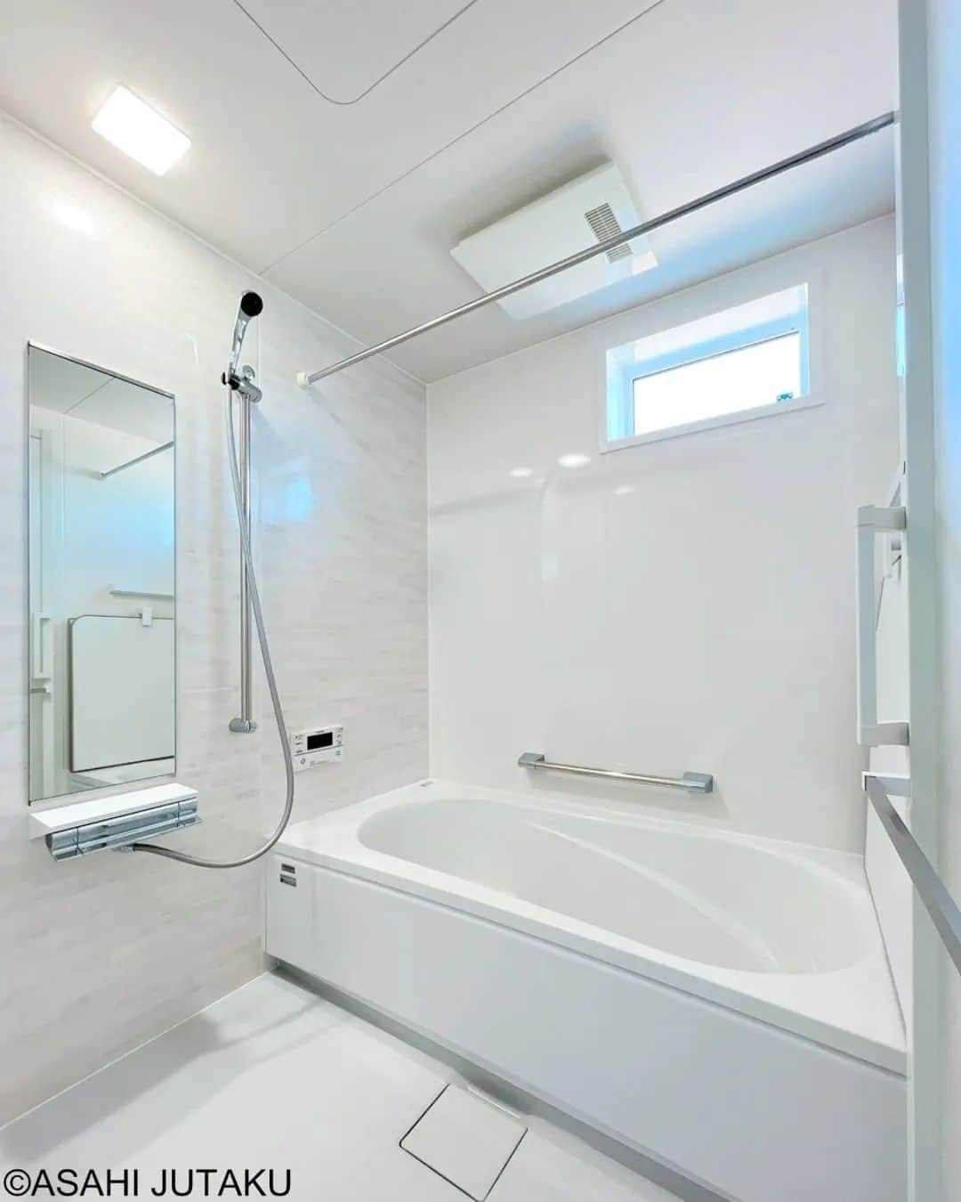 朝日住宅株式会社さんのインスタグラム写真 - (朝日住宅株式会社Instagram)「《浴室》 真っ白なバスタブに合わせて全体のトーンを白系でまとめた浴室は明るく清潔な印象になります。 お風呂場に棚が無いので、お手入れもしやすいです。  ✜✜✜✜✜✜✜✜✜✜✜✜✜✜✜✜✜✜✜✜✜✜✜✜　　　　　　　　　　　　　　　　　　　施工例をもっと見たい方は こちら⇒ @asahijutaku　　　　　　　　　　　　　　　　　　　　　　　　　　　　　　　　浜松笠井展示場ご見学希望の方は こちら⇒ @asahijutaku.hamamatsu　　　　　　　　　　　　　　　　　　　　　　　　　　✜✜✜✜✜✜✜✜✜✜✜✜✜✜✜✜✜✜✜✜✜✜✜✜  #棚無しお風呂　#白バスタブ　#リラックスタイム #朝日住宅 #住宅　#住宅デザイン　#インテリア　#マイホーム #マイホーム計画 #家づくり #おうち時間 #こだわりの家 #施工例 #新築 #一戸建て #注文住宅 #自由設計 #規格住宅 #高気密高断熱 #免疫住宅 #全館空調 #丁寧な暮らし #静岡県西部　#静岡県西部注文住宅 #磐田市 #磐田市住宅会社 #磐田市注文住宅 #浜松市 #浜松市住宅展示場 #浜松市モデルハウス」6月12日 10時46分 - asahijutaku