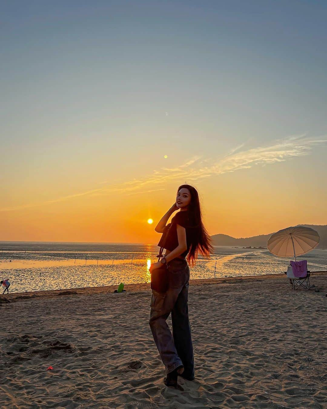 パク・ソヨンさんのインスタグラム写真 - (パク・ソヨンInstagram)「노을은 역시 서해.. ✨🧡 핑크보라에서 점점 짙어지다가 노랑주황이 되고, 마지막엔 활활 불타오를거 같이 붉은 빛으로 지는 다채로운 노을🥹💯🌅 아름답다는 말로도 부족하다.  뭉클하면서 벅찬느낌 오길 잘했다 그리고 나 사진 왜케 잘 찍었눙.. 그쵸 ㅋㅋ 어쩜 갈매기 담은 노을샷 대박이다>_<!」6月12日 10時49分 - ssovely1024