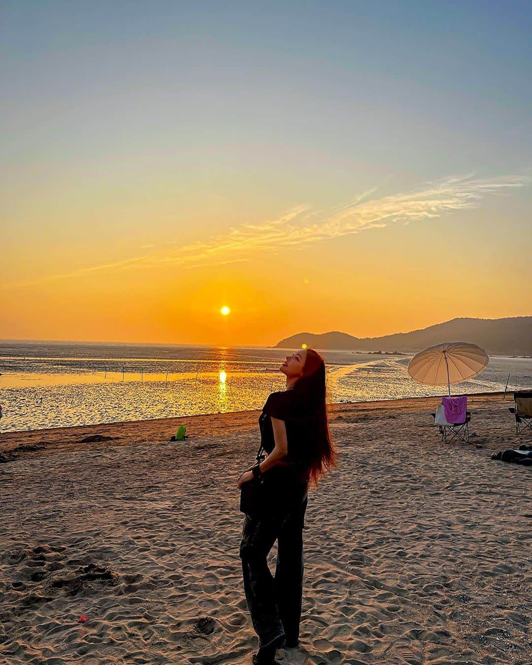 のインスタグラム：「노을은 역시 서해.. ✨🧡 핑크보라에서 점점 짙어지다가 노랑주황이 되고, 마지막엔 활활 불타오를거 같이 붉은 빛으로 지는 다채로운 노을🥹💯🌅 아름답다는 말로도 부족하다.  뭉클하면서 벅찬느낌 오길 잘했다 그리고 나 사진 왜케 잘 찍었눙.. 그쵸 ㅋㅋ 어쩜 갈매기 담은 노을샷 대박이다>_<!」