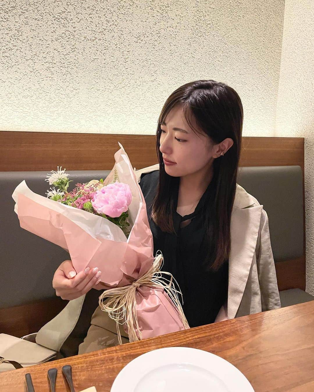 香月あやのインスタグラム：「⁡ 24歳になりました 🎂 ⁡ たくさんの人にお祝いしていただいて 本当に人に恵まれていて幸せだなと 改めて実感させて貰えた1日でした。 皆さんいつもありがとうございます。 ⁡ 来年からは広告代理店で勤めます。 学生最後の1年、沢山勉強して、本読んで、遊びたいなと思ってます。 ⁡ 撮影も最後の1年になると思うので 沢山撮影してください🌿 ⁡ 写真集出すことが目標です。 24歳もよろしくお願いいたします。」