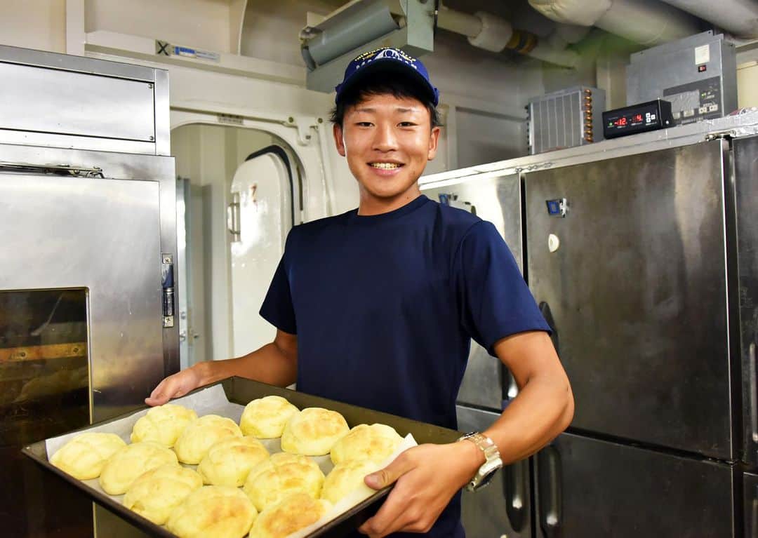 海上自衛隊さんのインスタグラム写真 - (海上自衛隊Instagram)「今日は #パンの日 ！🍞 美味しそうなメロンパンが焼けました😋  #美味しそう #焼きたて #良い笑顔」6月12日 11時00分 - jmsdf_pr