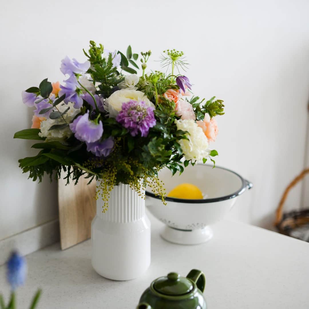 北欧、暮らしの道具店さんのインスタグラム写真 - (北欧、暮らしの道具店Instagram)「花のある暮らしをもっと身近に 当店オリジナル「白磁のフラワーベース」 - - - - - - - - - - - - - - - - -   お花屋さんでステキなお花を見つけても 飾り方や花器のお手入れなど ちょっぴり不安がありました。  "気軽に花を楽しみたい" そんな私たちの思いから 生まれた当店のフラワーベース。  . 一輪挿し、ブーケや枝ものも 花と花瓶のバランスを考えずに さっと生けるだけで感じよく飾れます。 .  素材は滑らかで艶のある白磁製 ガラス素材だと気になってしまう 汚れや、水アカも目立ちにくいんです。  間口は広いつくりになっているので 手を入れ、中の汚れやヌメリを 簡単に洗い流せます◎  そばにあるだけで 気分を軽やかにしてくれる花。 このフラワーベースと一緒に暮らしの中で 花を楽しんでみませんか。  . ーーー 掲載のアイテムはこちら▼ ーーー . ☑︎「花との暮らし、はじめよう」白磁のフラワーベース . ▶︎ プロフィールのリンクから、お値段・サイズなど詳しい情報をご覧いただけますよ。→@hokuoh_kurashi . :gift:「クラシ手帳2022」プレゼントキャンペーン実施中！お買いものいただいた方全員に、当店オリジナルの手帳を無料でお届けいたします。 . #KURASHIandTripsPUBLISHING #interior#interiors#livingroom#homedecor#instahome#homewares #インテリア#北欧インテリア#リビング#寝室#賃貸#賃貸インテリア#フラワーベース#花瓶#花のある暮らし #マイホーム#インテリア雑貨#家具#シンプル#シンプルライフ#シンプルデザイン#暮らしを楽しむ#日々の暮らし #北欧#暮らし#北欧暮らしの道具店」6月12日 11時00分 - hokuoh_kurashi