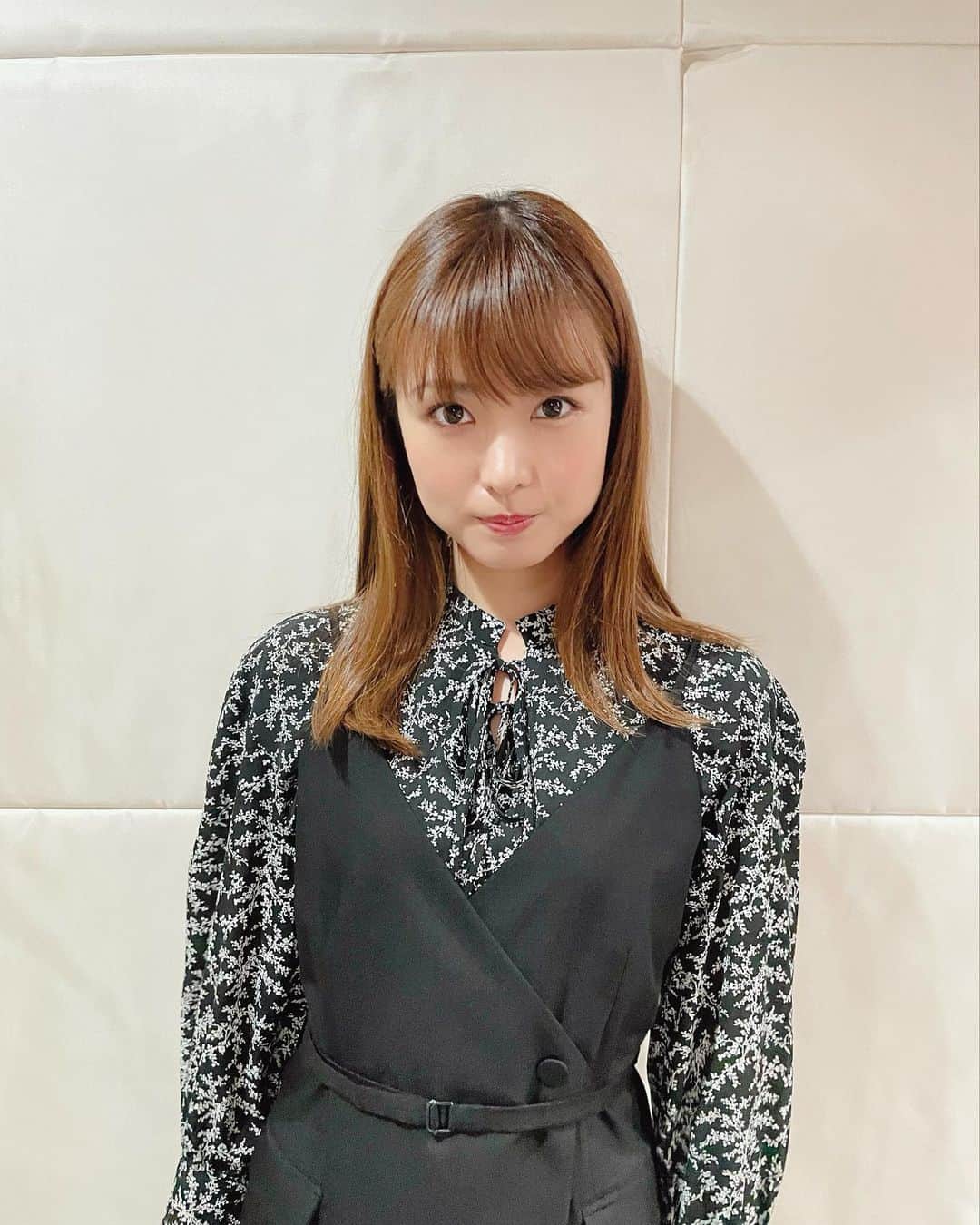 渕上舞のインスタグラム：「なんとも言えない顔。  最近は #これからもみんなのアイドル 来場者特典のチェキ用に、めちゃくちゃ写真を撮っています📸 リハーサル風景から日常まで…少しでも楽しんでもらえたら嬉しいです(笑)  #渕上舞」