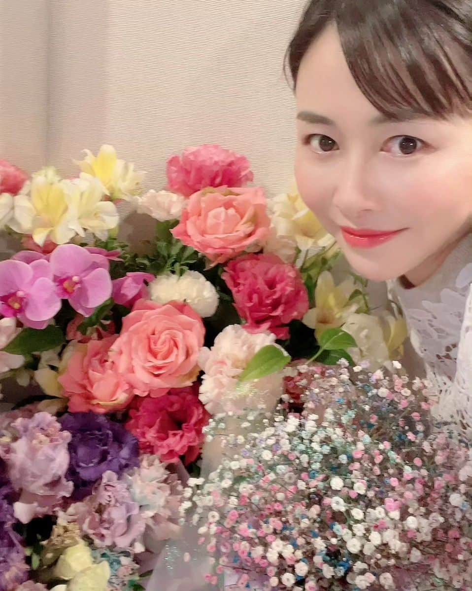 杉原杏璃のインスタグラム：「お祝いありがとうございます♥️  皆さん誕生日のお祝いありがとうございます😊  日頃から見守ってくれる皆さんのおかげで今年も無事に誕生日を迎えることができました！！  贈り物も🎁事務所に送ってくださってありがとうございます✨　受け取っています💞  この1年も、楽しみながら仕事を頑張ります 皆さんに会える機会も沢山あるといいな♡と思っています✨  プライベートも♫ リフレッシュできる日をもう少しうまく作れるように、バランスをとりながら充実した日々が送れるようにしたいなというのが目標です！ もう少し器用な人になりたい（願）  今年も1年よろしくお願いします😊  #杉原杏璃 #sugiharaanri #anrisugihara #Japanese#girl #グラビア#グラドル#glamor#gravure#hot#asian #誕生日 #ありがとうございます #みなさんのおかげです #お祝い」