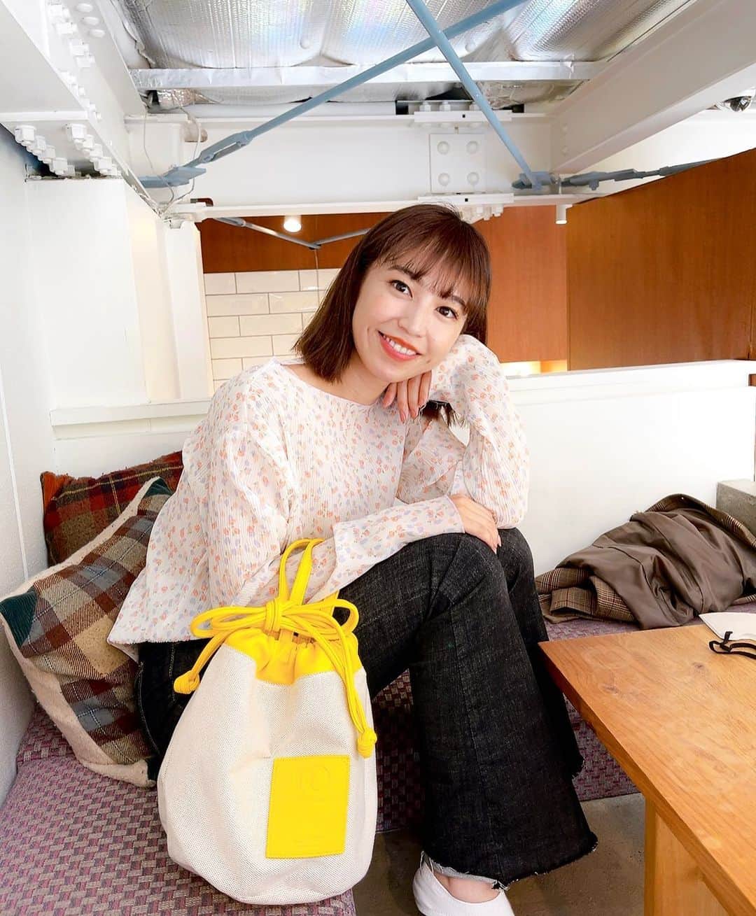 夏江紘実のインスタグラム：「. 最近のお気に入りバック💛 持ち運び楽で可愛い☺︎ . さてさて1日張り切ってやっていこう😊✊ 今週のネイルサロンのご予約時間は全て満席を頂いてます🥹💭💠 いっぱい皆さんのネイル可愛く作れるの楽しみにしています💛 . .」