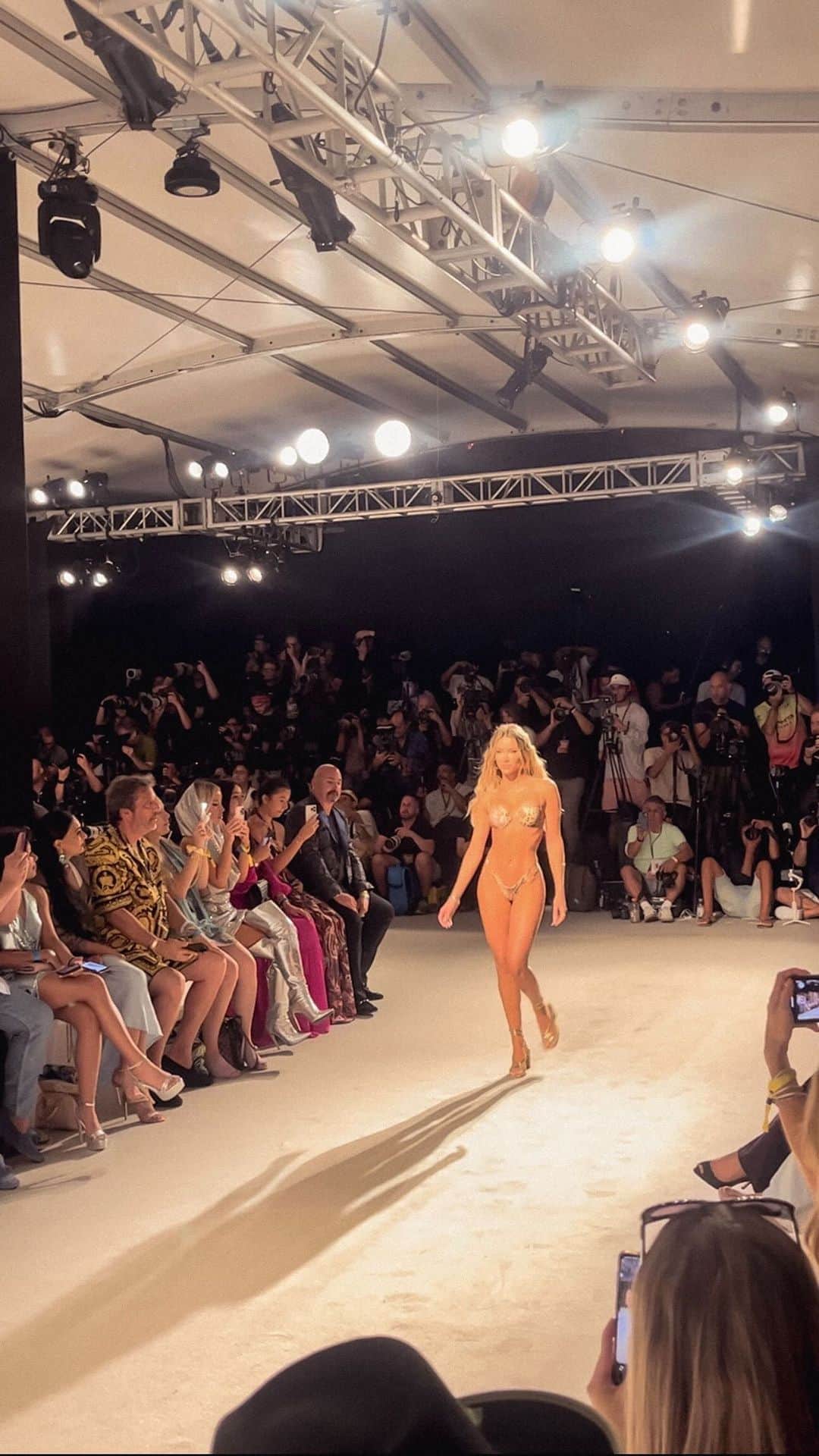 Cindy Pradoのインスタグラム：「Loved this look from my @lulifamaswimwear show 💞 #lulibabe」