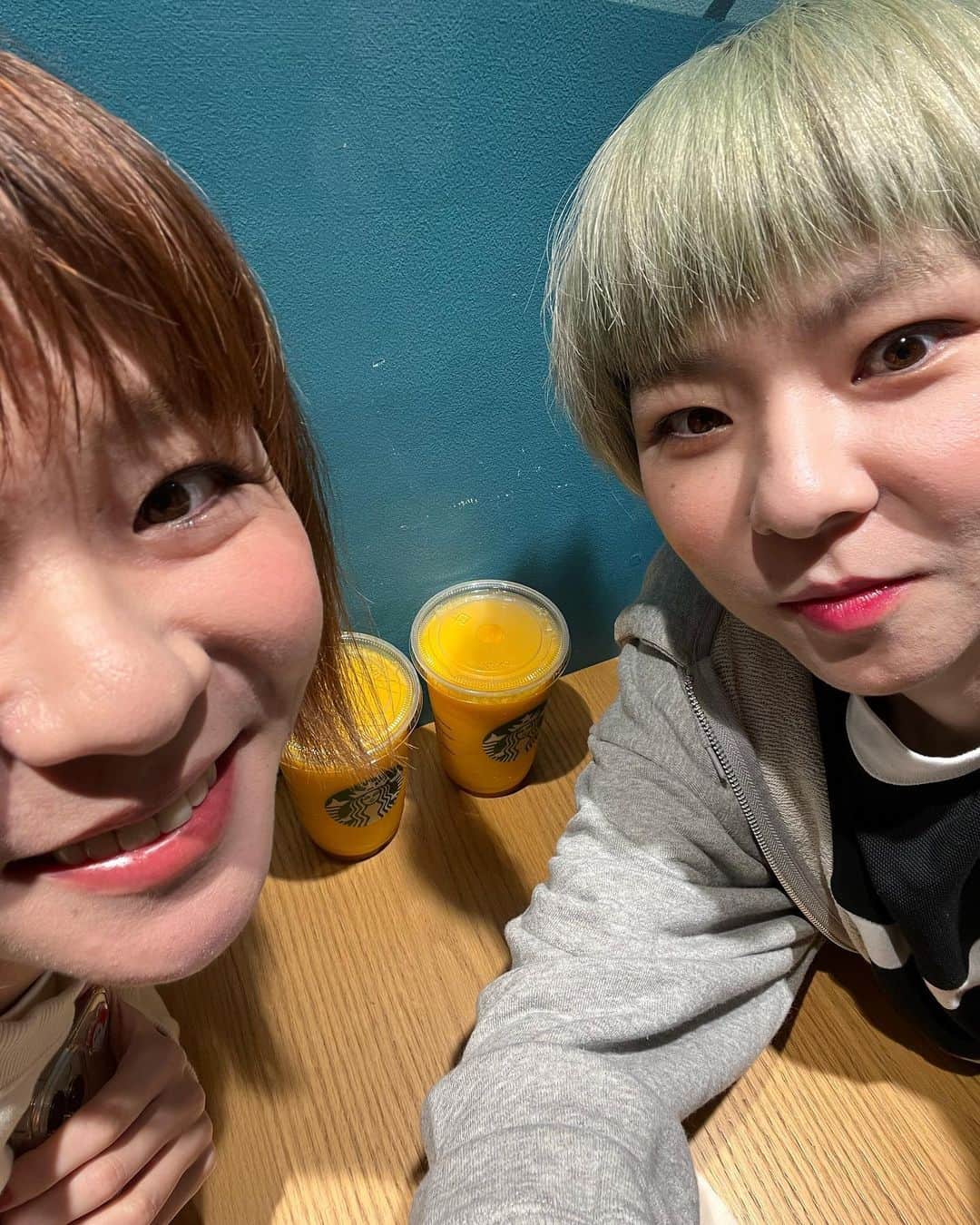 のインスタグラム：「休憩のスタバ🐳 原宿の所めっちゃ広くなっとった！（思い違いじゃなければ。笑）最後の一枚は綺麗な二重顎🫠🫠 #はらぺこツインズ #双子 #大食い #大食い女子」