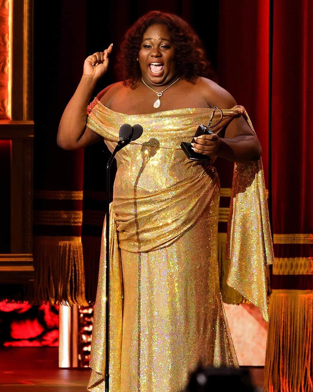 Just Jaredさんのインスタグラム写真 - (Just JaredInstagram)「"Shucked" star Alex Newell, best known for their work on "Glee," has made Tony Awards history as the first non-binary performer to win for acting. Watch the speech on JustJared.com! #AlexNewell #TonyAwards Photos: Getty」6月12日 11時07分 - justjared