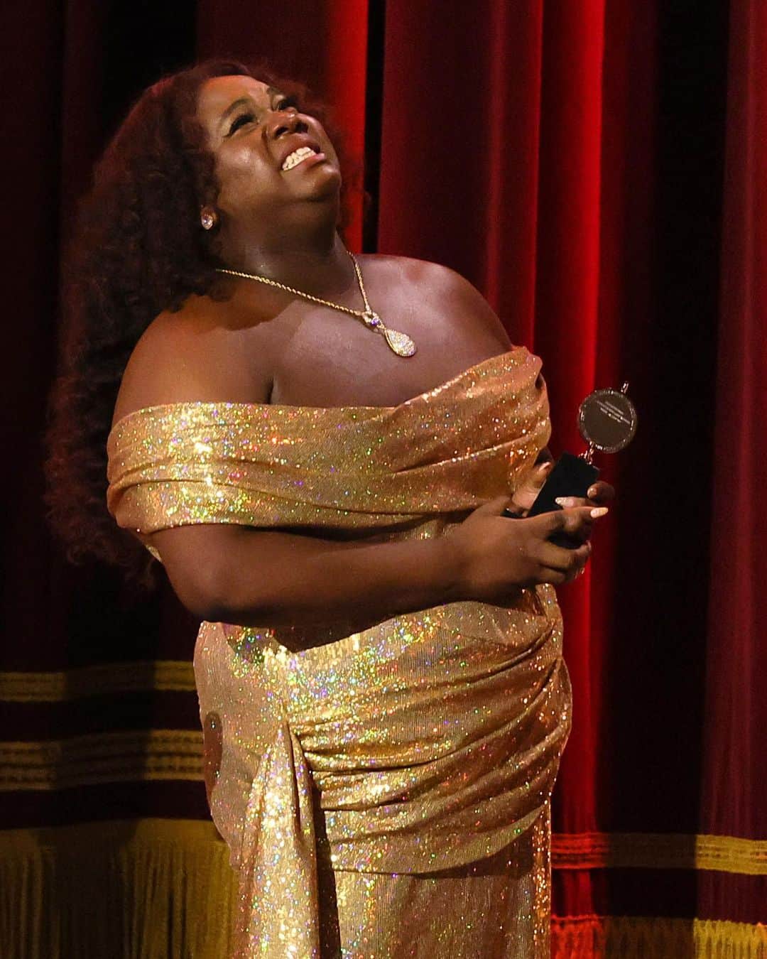 Just Jaredさんのインスタグラム写真 - (Just JaredInstagram)「"Shucked" star Alex Newell, best known for their work on "Glee," has made Tony Awards history as the first non-binary performer to win for acting. Watch the speech on JustJared.com! #AlexNewell #TonyAwards Photos: Getty」6月12日 11時07分 - justjared
