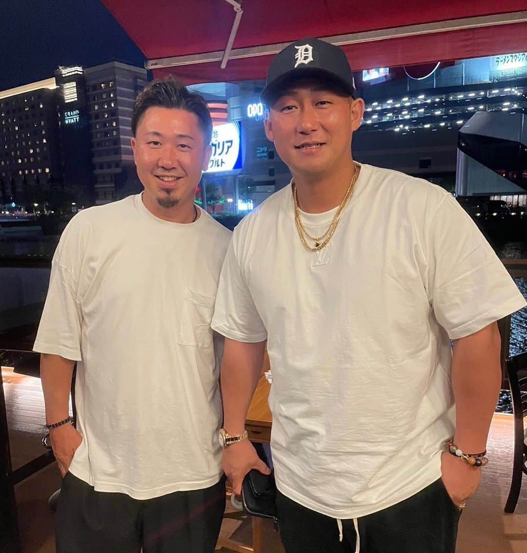YASSのインスタグラム：「福岡遠征にて。 もう10年くらいの付き合いになる。 My HERO！ ジャイアンツでも変わらぬ登場曲。 ジャイアンツでも響きわたる大合唱。 俺からのエールもこれからも変わらず！ いつか東京ドームで歌えたらいいなー！  #中田翔 #読売巨人軍  #ビーグルクルー #MyHERO #MyBROTHER」