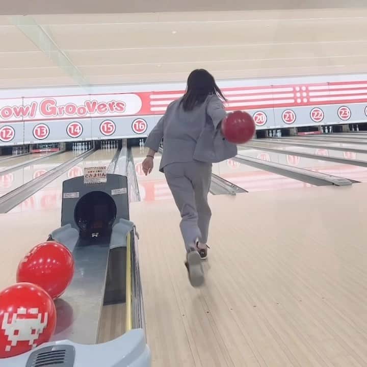 佐藤あり紗のインスタグラム：「. . . 姪っ子たちと急遽ボーリングへ🎳✨ （私の服装ボーリングに行く人の格好じゃない笑） 今度はガチ格好で行きたい🤣 . 中学生の頃へたっぴだったのに 久しぶりにやったら何故かたくさん倒せるようになってた🎳 . 左手がぎこちない🤔 . スコアが126ってどうなの❓笑 . 運動する遊び大好き💕 誘ってくだしゃい( ´∀｀)🎳 . #ボーリング　#べガロポリス仙台南 #ボーリング場 #ボーリング女子  #ボーリング大会 #女子会 #佐藤あり紗　#バレーボール　#ボーリング #体動かすの好き　#スポーツ好き　#宮城県仙台市出身在住」