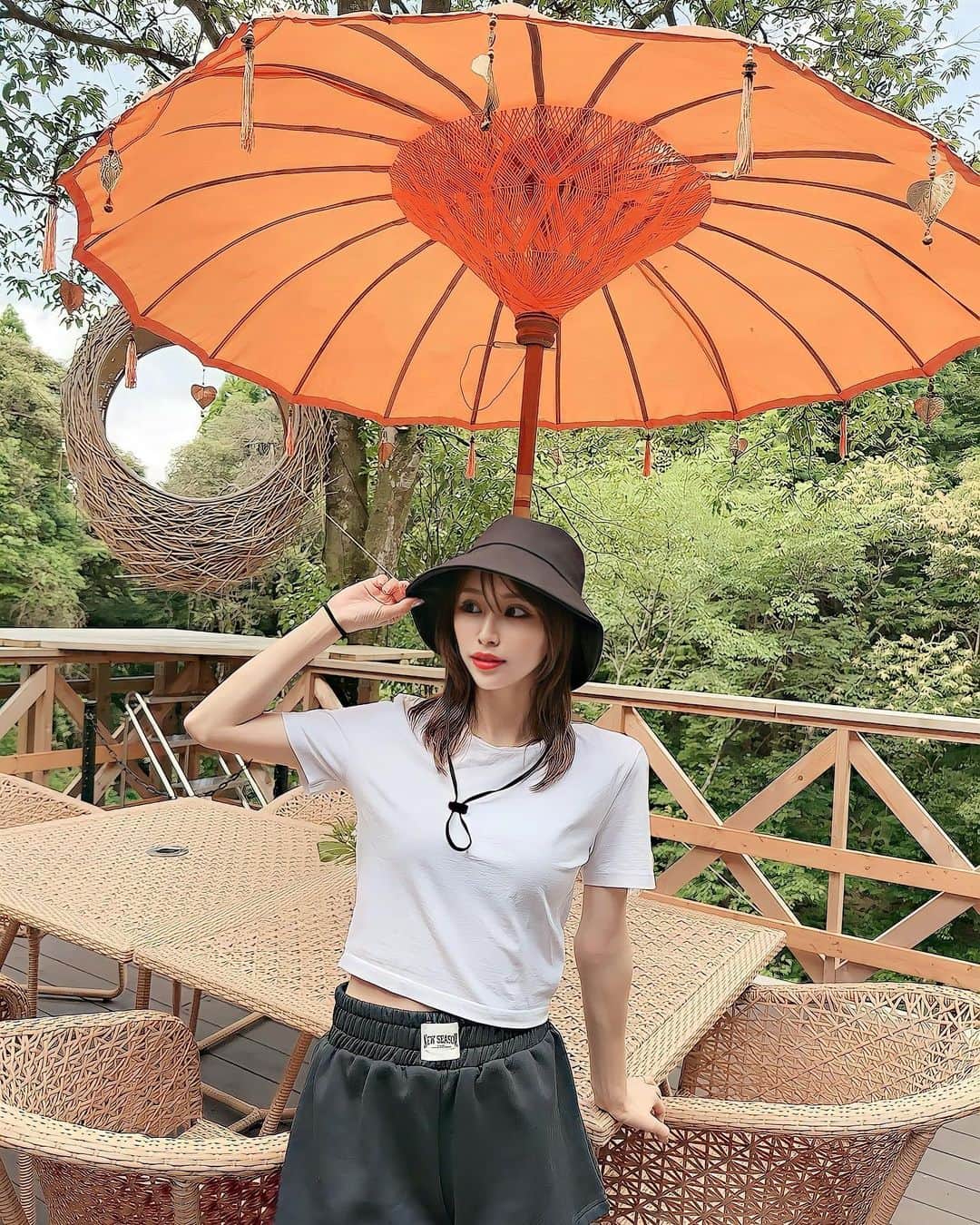 一ノ瀬恋のインスタグラム：「暑くて日焼け対策が必須な毎日です😎☀️ 私はユニクロのUVカットパーカーに  @emiriawiz_official  の帽子👒が定番化しそう🫡 紐で調節もできるから風が強い日でもへっちゃら😎  #日焼け対策 #日焼け帽子フード  #emiriawiz  #エミリアウィズ #」