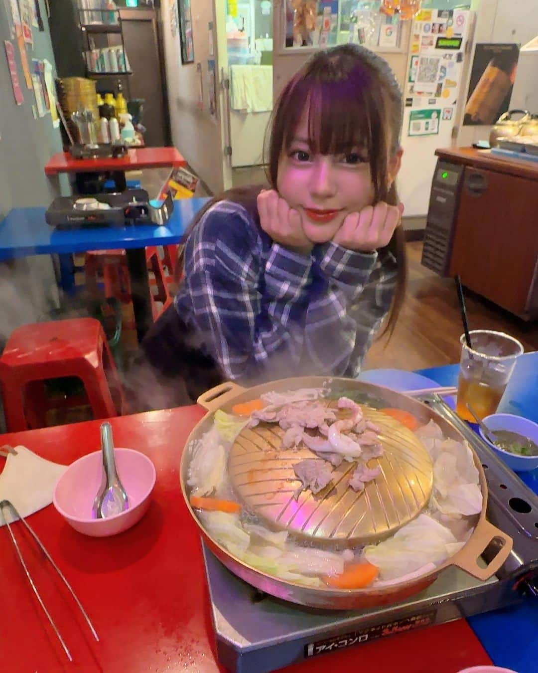 夕美しおんさんのインスタグラム写真 - (夕美しおんInstagram)「しおん初めてのムーガタ😳🤍  みんなはムーガタ食べたことある？  タイの焼肉と鍋を合わせた料理なんだって> ·̫ <  焼肉で出た旨みがそのままお鍋に入っていくからお鍋もめちゃくちゃ美味しかった🥹  罪悪感なく食べれちゃう😳  お邪魔したお店は新宿西口にある、MOOKATAさん（ @MOOKATA_SHINJUKU ）だよ> ·̫ <  新宿駅から歩いて行けちゃうよお🥹  食べ放題＆飲み放題なのがさいこー！  ビュッフェスタイルだから、好きなものを好きな分だけ食べれます😳  しかも、お肉もお魚もお野菜も全部新鮮で、美味しかった🤍  タレも美味しかった🥲  さっぱりしてて幾らでも食べれちゃう🥹  みんなも行ってみてね😂  PR @MOOKATA_SHINJUKU  #MOOKATA新宿店 #MOOKATA #ムーガタ #ムーガタ新宿店 #新宿グルメ #新宿ディナー #新宿居酒屋 #新宿タイ料理」6月12日 11時24分 - shion_yumi_