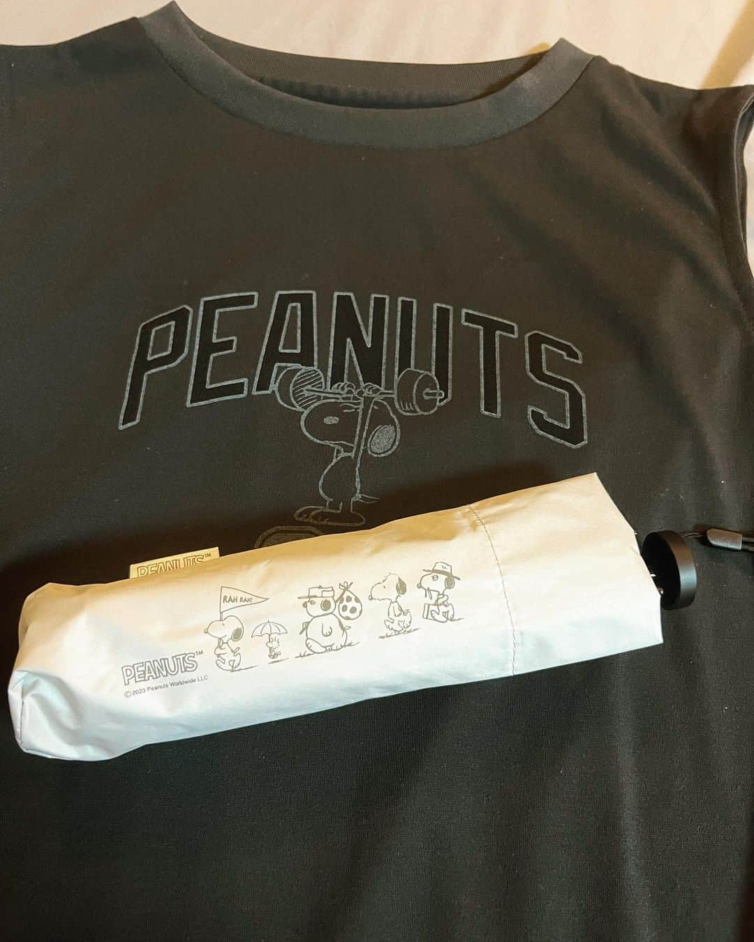 倉持由香さんのインスタグラム写真 - (倉持由香Instagram)「MIZUNO✖️PEANUTS コラボアイテム！めちゃくちゃ可愛い🥺🫶🫶🫶  ジメジメ蒸し暑い日は吸汗速乾のTシャツが助かります……！晴雨兼用傘は表面がシンプル無地で内側がスヌーピー柄なのが大人も使いやすくて最高！スヌーピー好きな方はぜひチェックしてみてね〜！！  @mizuno_official_shop   #ミズノスヌーピー #mizuno #peanuts #スヌーピー」6月12日 11時25分 - yukakuramoti