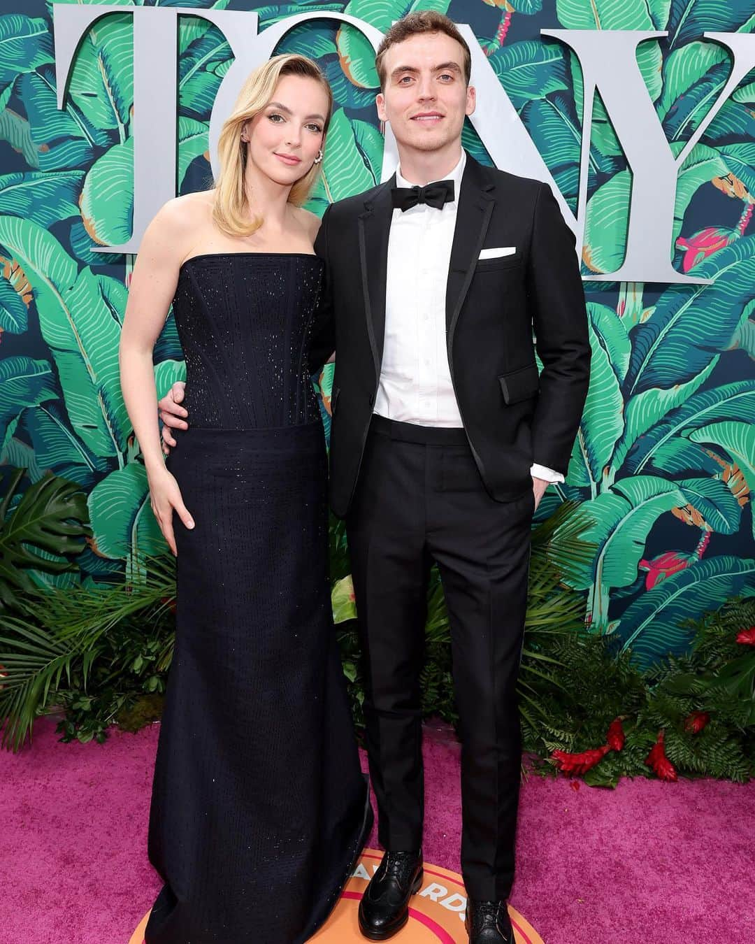 Just Jaredさんのインスタグラム写真 - (Just JaredInstagram)「Jodie Comer won the award for Best Actress in a Play for her work in the solo show "Prima Facie." She brought her brother as her date to the Tony Awards! #JodieComer #TonyAwards Photos: Getty」6月12日 11時40分 - justjared