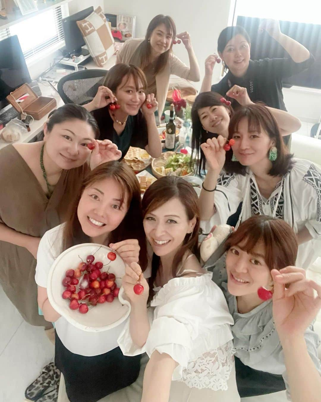 里井真由美さんのインスタグラム写真 - (里井真由美Instagram)「6/16「和菓子の日」に、不二家さんから 全国新発売でございます〜🩷  その名も「ほっこり焼き芋のもっちりミルキーロール」🤍  みんな大好き「不二家ミルキーロール」に「焼き芋」が巻かれてるの〜🍠  大三萬年堂 HANARE・和菓子　ネオ和菓子家　安原伶香さんとのコラボ限定品どす🤍  @fujiya_sweets  @daisan_hanare  @reika_yasuhara   しかもー🩷 お買い求めの時は「ミルキー型」 の　くるくるラッピングですのよ🤍🩷  🔻  →入刀でございます〜  生地が　ふわふわむちむち　 ミルキークリームが　むにゅうっ💓  焼き芋は五郎島金時。 ほっこりやさしい甘みで、焼き芋クリームとなめらかなミルキークリームがぁああ たまりません🩷😆  スポンジもミルキーで、 ロール生地とクリームの間に求肥が入っているから もちもち食感が良き〜🤍🩷🤍  早速　ホムパに持参しました ちょうど、山梨出身のお友達が ご実家からさくらんぼ🍒頂いたとのことで、 アレンジしながら頂きました。  皆からおいしい可愛いのお声を頂いてます♡  このロールケーキ、 不二家さんの「スマイルスイッチ部」からの販売第三弾なのですが、おいしいスイーツは満面の笑顔になりますよね☺️  ぜひ〜  6/16、和菓子の日に発売ですよー🩷 父の日にもおすすめー🩷🩷  🔻  2023年6月16日（金）より順次発売 縦90×横100×高さ65mm  1,800円（税込）  @fujiya_sweets   。。。  ホムパも美味しいものたくさん持ち寄ったので、またご紹介しますね🩷  今日も素敵な一日をお過ごしくださいね〜  。。。  #不二家#スマイルスイッチ部 #スマイルスイッチ不二家ミルキーロール#不二家ペコちゃん #ペコちゃん#大三萬年堂hanare #安原伶香 さん#和菓子の日#ミルキーロール#ロールケーキ #fujiya#milky#里井真由美#フードジャーナリスト里井真由美#ありが糖運動」6月12日 11時46分 - mayumi.satoi