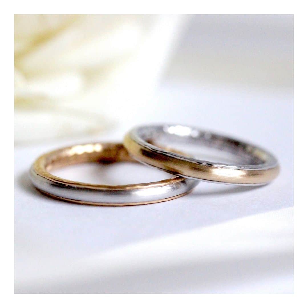 ith / イズ オーダメイド結婚指輪さんのインスタグラム写真 - (ith / イズ オーダメイド結婚指輪Instagram)「二人の日常に溶け込む シンプルなデザインでありつつ、 ぐっと人目を引く魅力的な結婚指輪。  内側から別の色の地金を張り合わせて コンビカラーに配色しつつ 外側には落ち着いたヘアライン加工を、 内側にはポコポコ凹凸をつけた ヘアライン加工を施しました。  これらは全て職人が ひとつひとつの工程を経て、 手仕事で仕上げています。  おしゃれなだけではない、 人の手から生まれる魅力が 指輪への愛着を深めてくれます。  ▽ 指輪について 結婚指輪(男性)：マルテロ Pt950/K22YG：188,000円〜  結婚指輪(女性)：マルテロ Pt950/K22YG：172,000円〜  お問い合わせコード：21750  *********************************** ⧉ ith 公式WEB  @ith_marriage アカウントTOPへ 　 ☞ プロフィールURLをタップ  ⧉ 公式ハッシュタグ   ☞ #イズマリッジ   ⧉ 暮らしに寄り添うジュエリー  ith online store ☞  @ith_jewelry   ***********************************  #結婚指輪 #マリッジリング  #名古屋花嫁 #コンビカラー #カスタマイズ #オーダーメイド #オーダーメイドリング #手仕事 #結婚指輪オーダー #アトリエ #ゴールドリング  #ダイヤモンド #結婚指輪探し #結婚指輪選び #指輪選び #指輪探し #結婚準備 #婚約 #プロポーズ #プレ花嫁  #花嫁準備 #2023夏婚 #2023秋婚  #2023冬婚 #2024春婚 #職人」6月12日 11時50分 - ith_marriage
