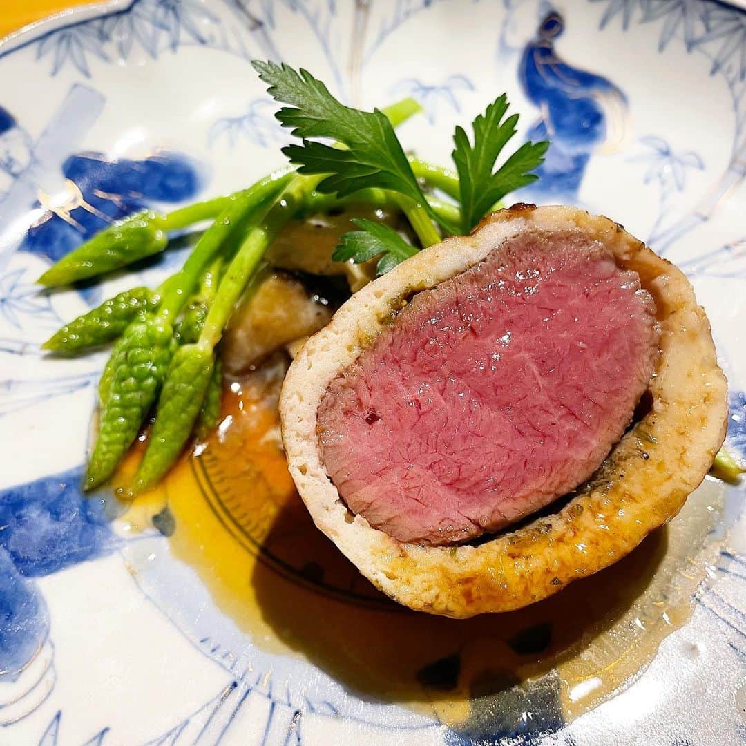 乾雅人のインスタグラム：「KOTARO Hasegawa DOWNTOWN CUISINE@新御徒町 フランスで行われる、ボキューズドール国際料理コンクールでキッチン審査員を務める長谷川シェフ。 新御徒町の商店街、予約開始日には1000回リダイヤルでやっと席が確保できるようなレストランがある。 シェフはホテルレストランのコンサルやボキューズドールジャパン副会長ということもあり、多忙を極める。  かくいう僕もやっと伺うことができた。  もう食べたくなっている。  ホントに長谷川シェフの料理はおそろしく美味い。 @kotarohasegawadowntowncuisine  #kotarohasegawa」