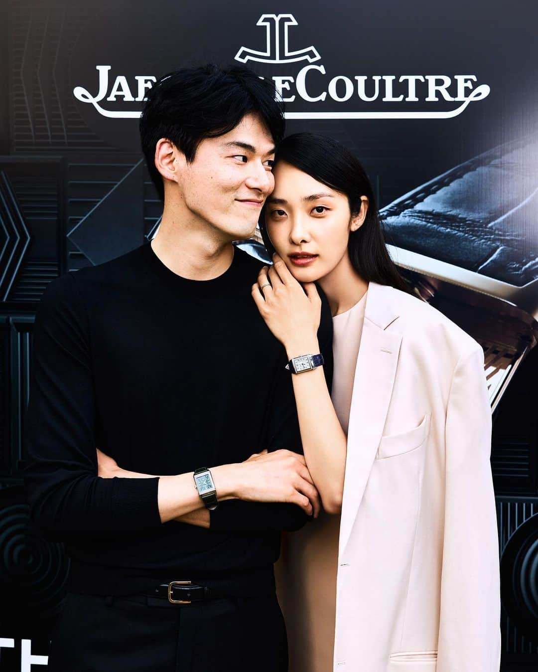 キム・ウォンジュンのインスタグラム：「@JaegerLeCoultre 항상 눈여겨보고 있는 리베르소.  좋은 기회로 시그니엘 월드파크에서 열리는 더 골든 레이시오 미디어 아트도 경험하고 왔습니다.✨✨✨ - #광고 #JaegerLeCoultre #TheGoldenRatio #예거르쿨트르 #황금비율 #강이연 #오리진」