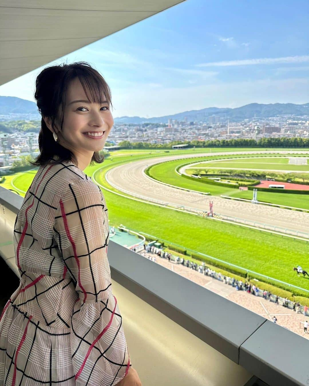 セントフォースのインスタグラム：「皆様、お久しぶりです！ 高見侑里です☺️  久しぶりの競馬場🏇 美香さんがずっとMCを務められていた「競馬BEAT」のゲストとして呼んでいただきました🙏  応援していた白い馬のソダシは７着という結果でしたが、皆さんと一緒に観戦できて楽しいひとときでした✨  季節の変わり目ですので、皆様体調に気を付けてお過ごしくださいね🙇‍♀️  #高見侑里 (@yuri_takami_official )  #競馬beat #ソダシ #セントフォース」