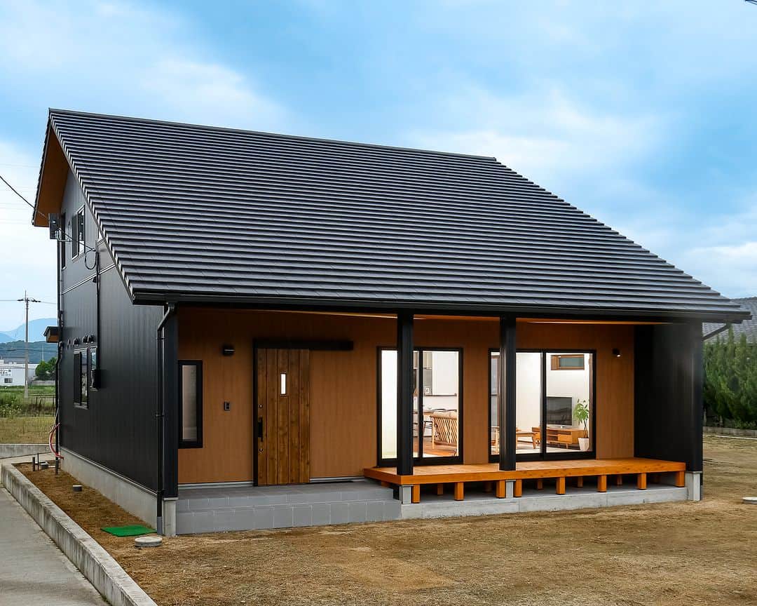 OKOCHI STYLE(香川県) さんのインスタグラム写真 - (OKOCHI STYLE(香川県) Instagram)「片流れ屋根のデザインが特徴的な外観  ーーーーーーーーー  香川県で木の家を建てる大河内工務店。 HPでは、施工事例を多数ご紹介しています。 家づくりをお考えの方は【フォトギャラリー】をご覧ください。  ーーーーーーーーー プロフィールからHPへ→ @okochi.komuten ーーーーーーーーー  街角リゾート木きん堂倶楽部のインスタもご覧ください(カフェ&ギャラリー情報)🌟  ーーーーーーーーー @mokkindo.cafe ーーーーーーーーー  #新築 #新築一戸建て #マイホーム #マイホーム計画 #インテリア #注文住宅 #かわいい家 #おしゃれな家 #かっこいい家 #家づくり #工務店だからつくれる家  #暮らしを楽しむ #大河内工務店 #自由設計 #木の家 #木の家づくり #自然素材の家 #香川イベント #香川の家 #香川県工務店 #外観」6月12日 12時00分 - okochi.komuten