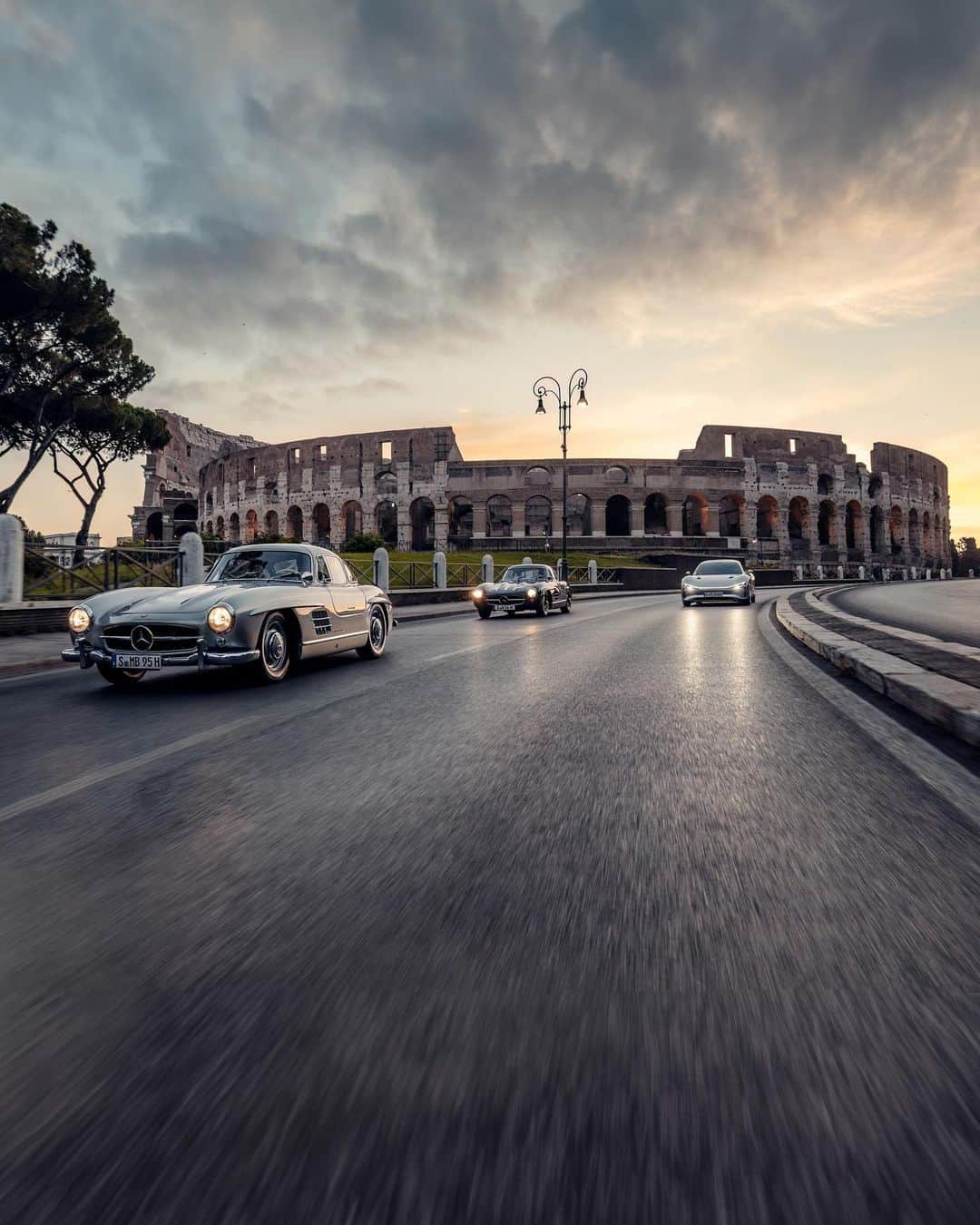 メルセデス・ベンツさんのインスタグラム写真 - (メルセデス・ベンツInstagram)「During the 2023 #MilleMiglia and #MilleMigliaGreen from June 13th to 17th you can meet our icons demonstrating Mercedes-Benz pioneering spirit: The #VISIONEQXX, the #300SL and the Super Sport.   #MBclassic #MercedesBenz #electromobility #MBcreator   Su concessione del Ministero della Cultura – Parco archeologico del Colosseo (@parcocolosseo)」6月12日 3時02分 - mercedesbenz